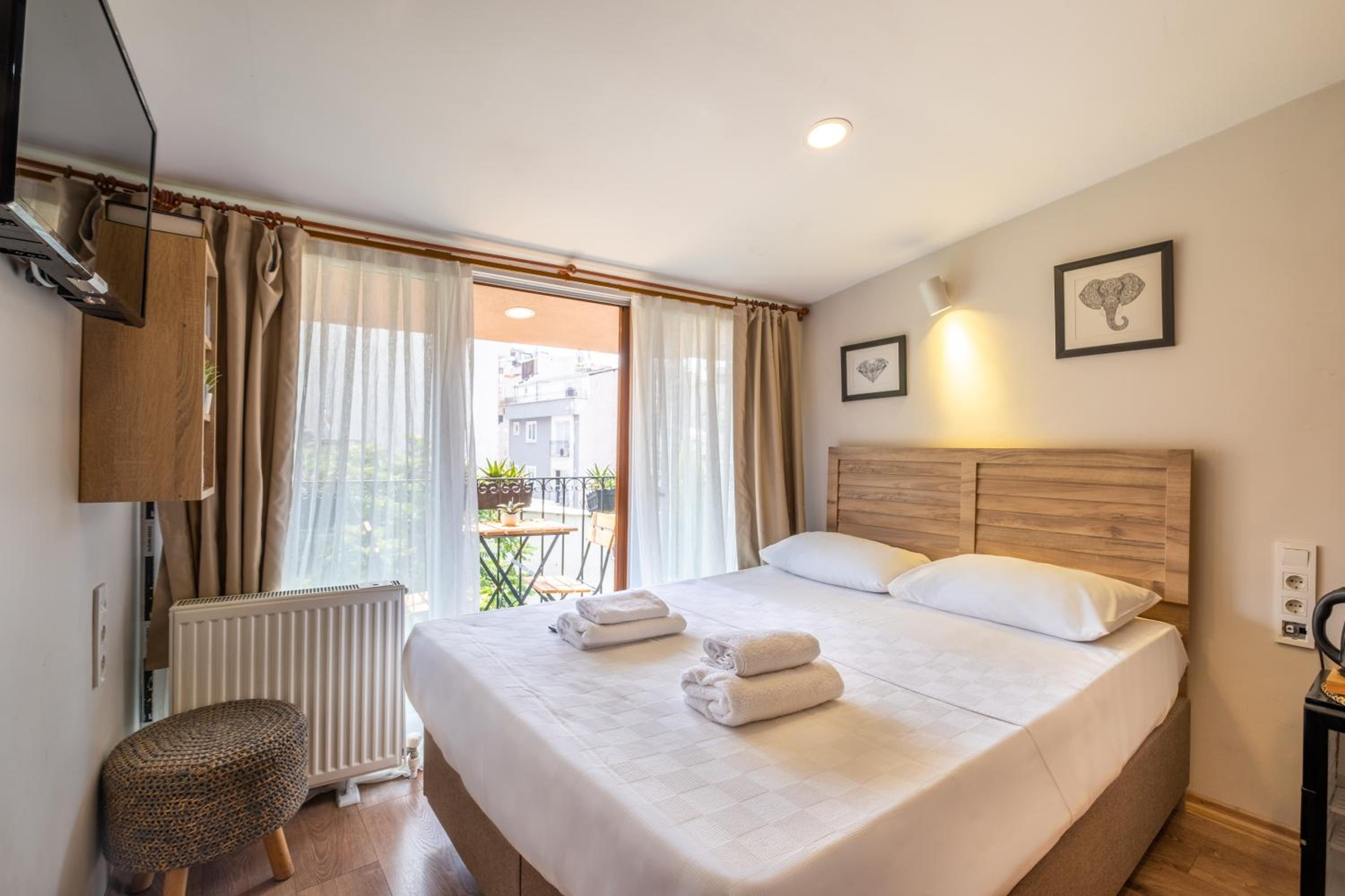 Deluxe Double Room with Balcony photo 3