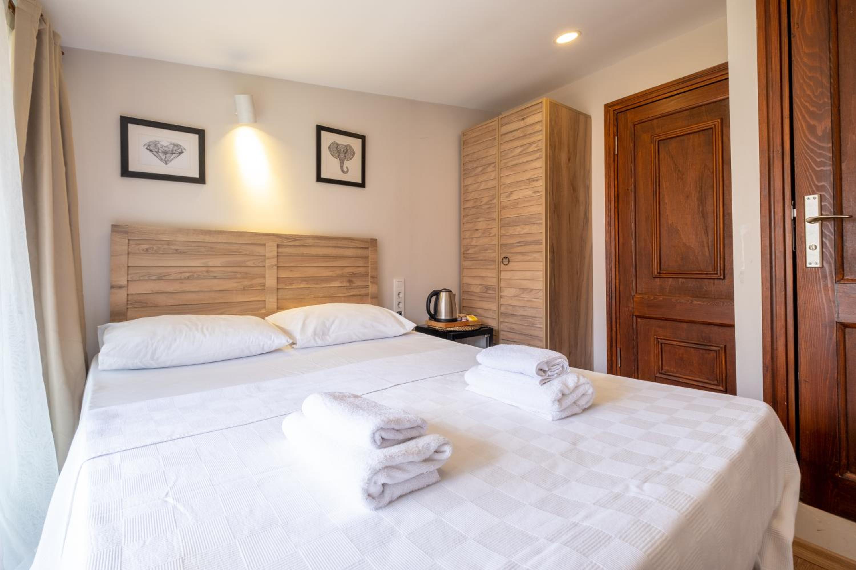 Deluxe Double Room with Balcony photo 2