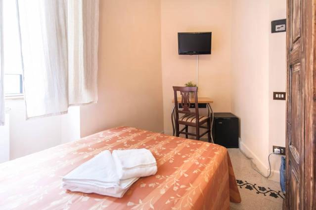 Single Room with Private Bathroom photo 2