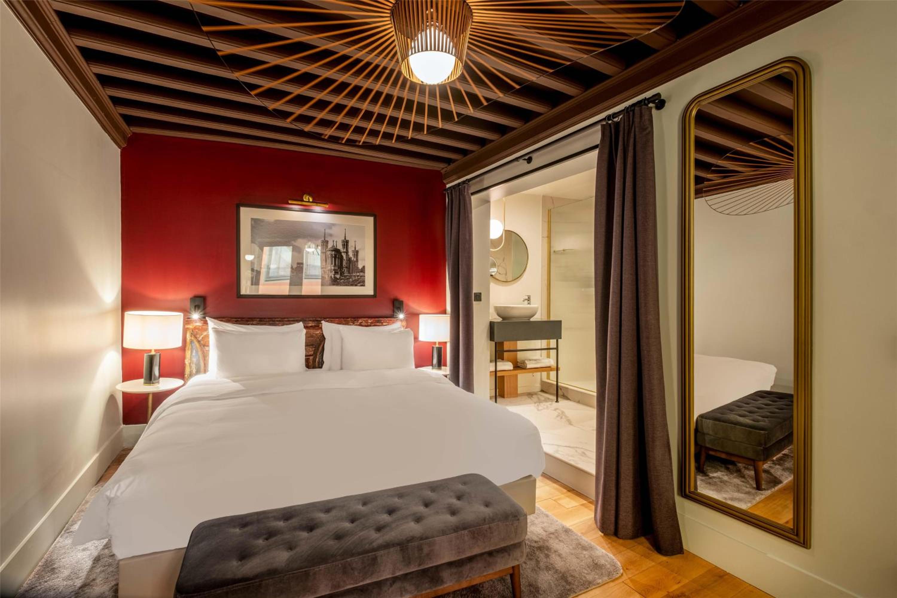 Superior Double Room thumbnail 5