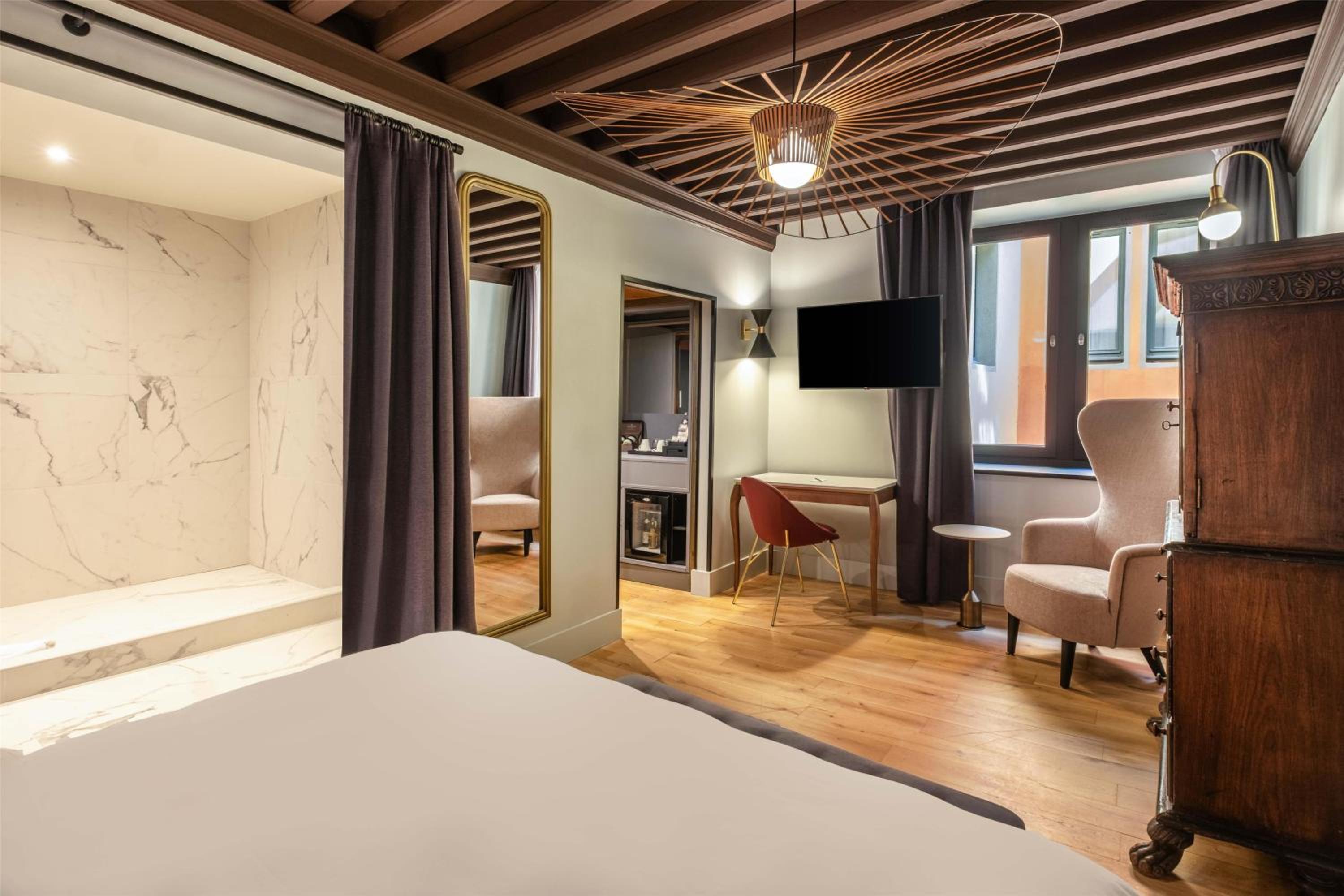 Superior Double Room thumbnail 6
