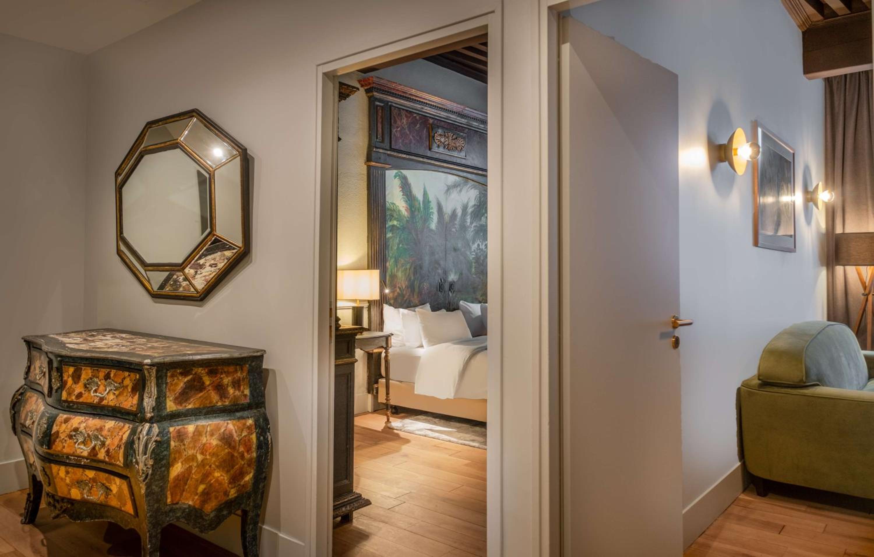 Suite - Photo 1