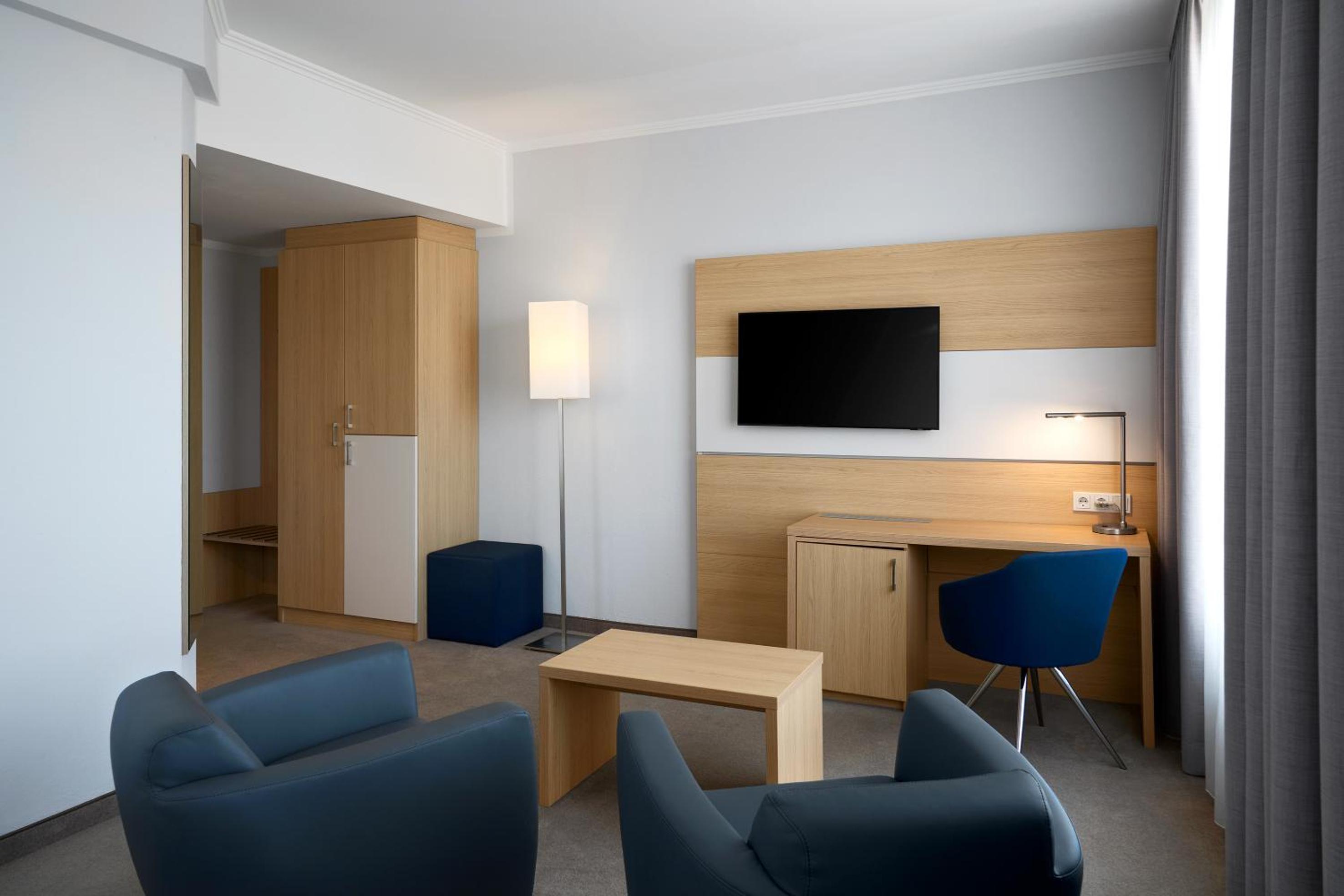 Spacious Standard King Room with Courtyard View - Photo 4