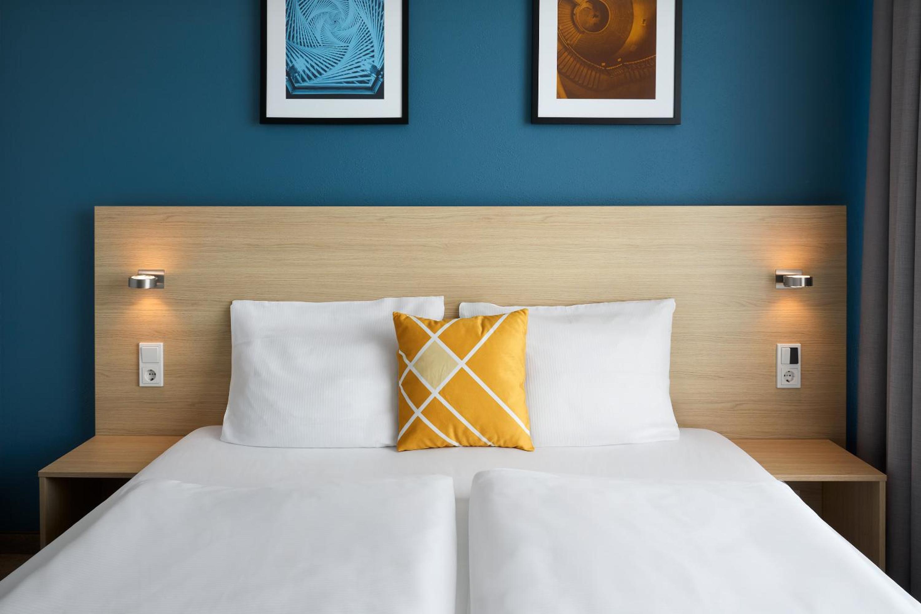 Standard King Room with Street View - Photo 4
