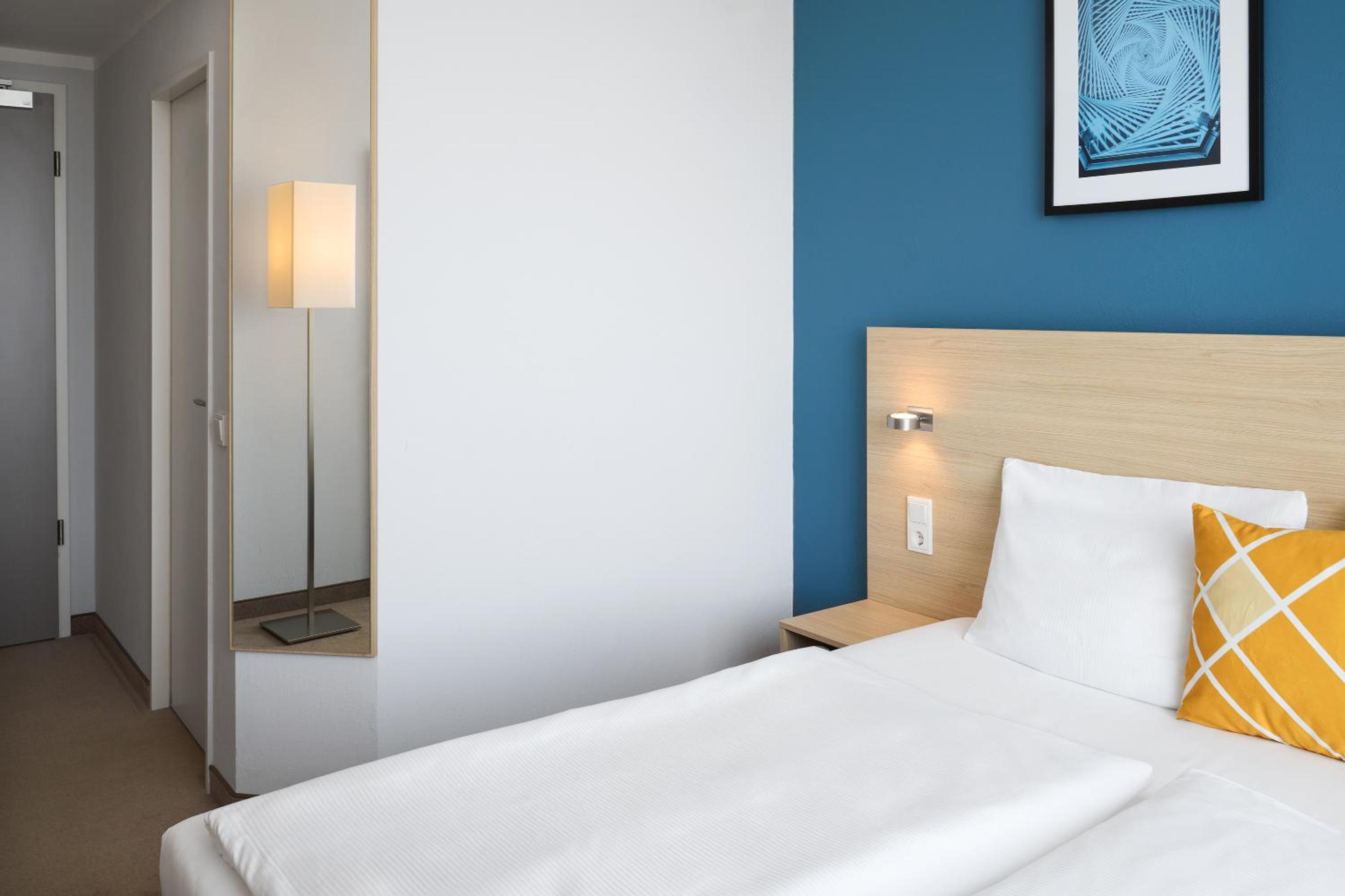 Standard King Room with Street View - Photo 5