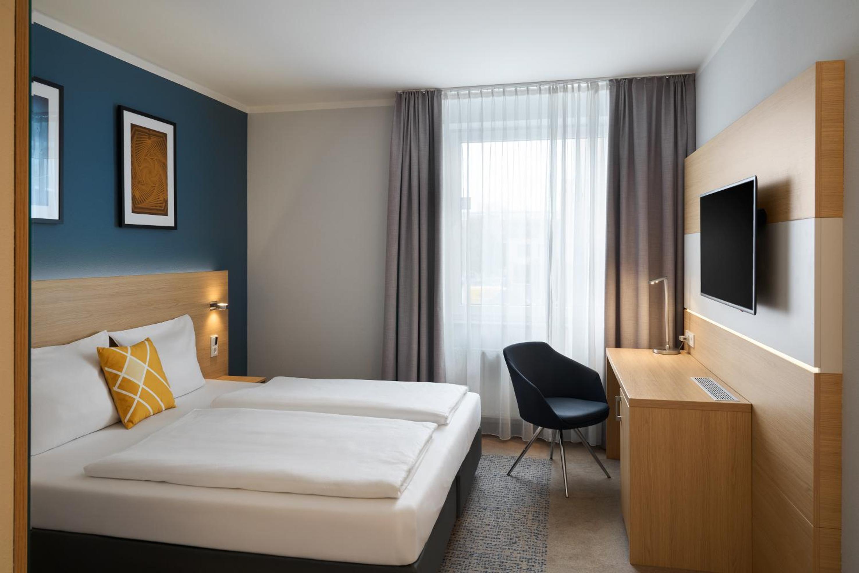 Standard King Room with Street View - Photo 6