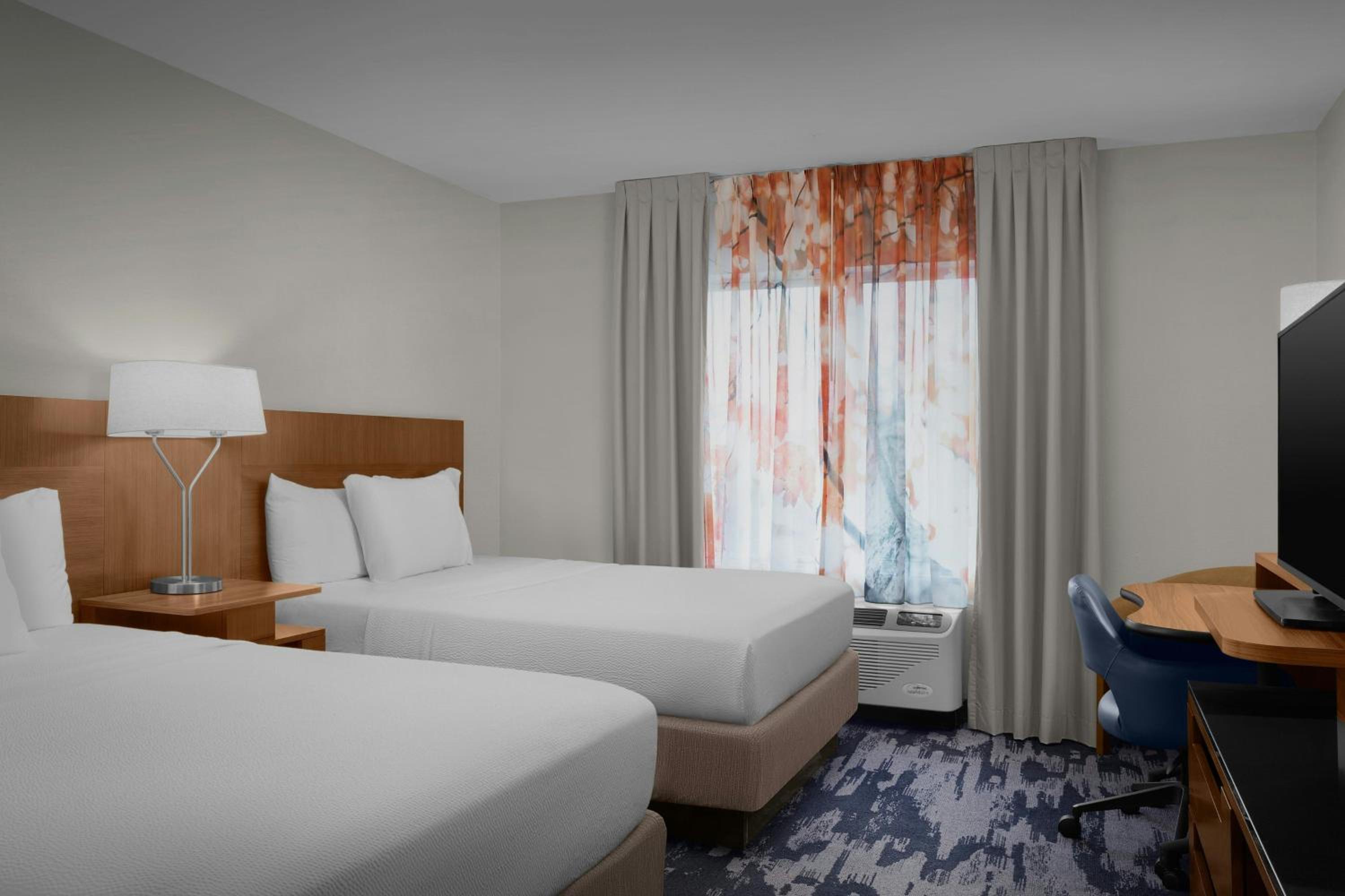 Queen Room with Two Queen Beds and Sofa Bed photo 2