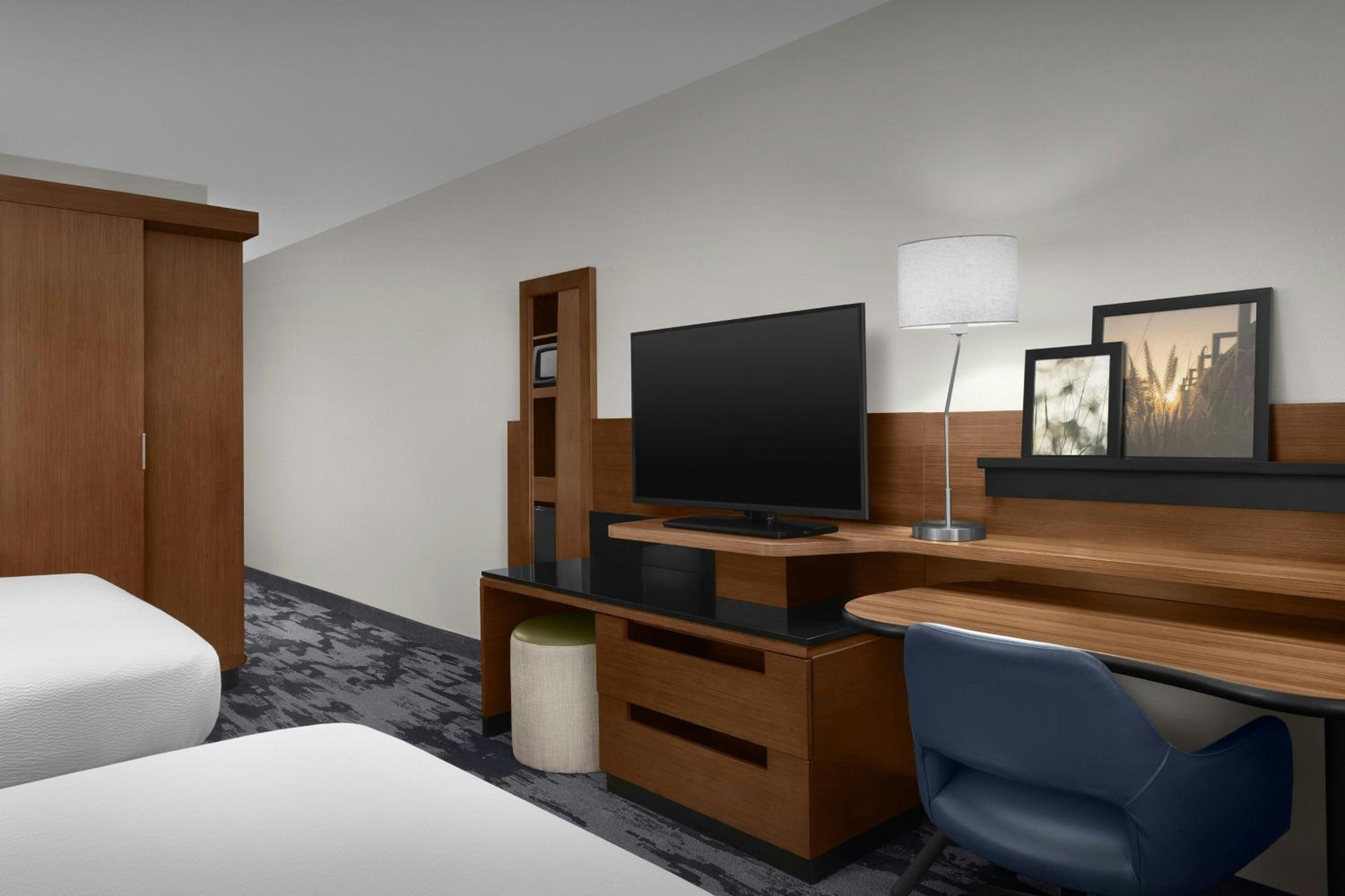 Queen Room with Two Queen Beds and Sofa Bed photo 3