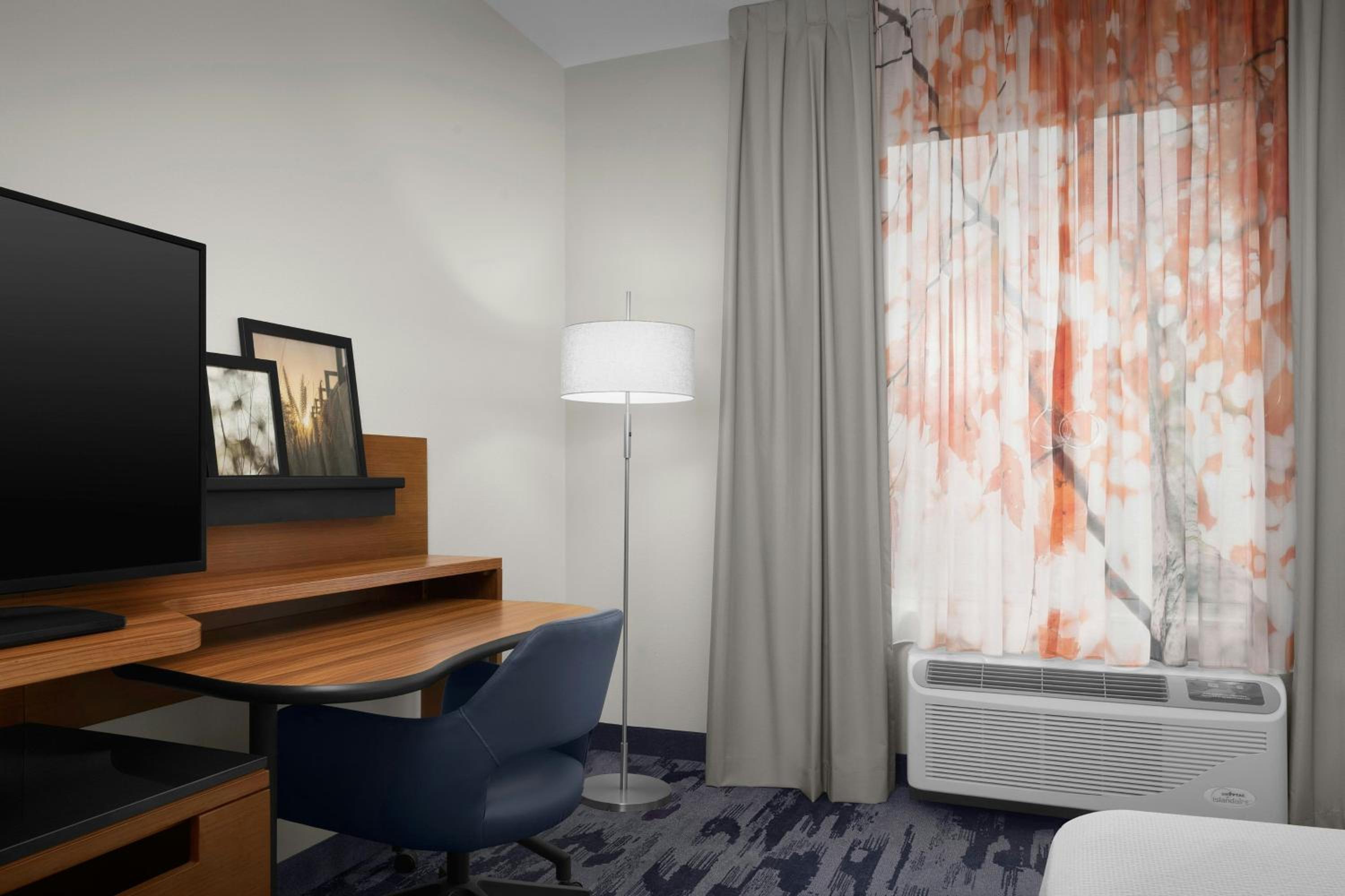 King Room with Transfer Shower and Sofa Bed - Mobility Access photo 3