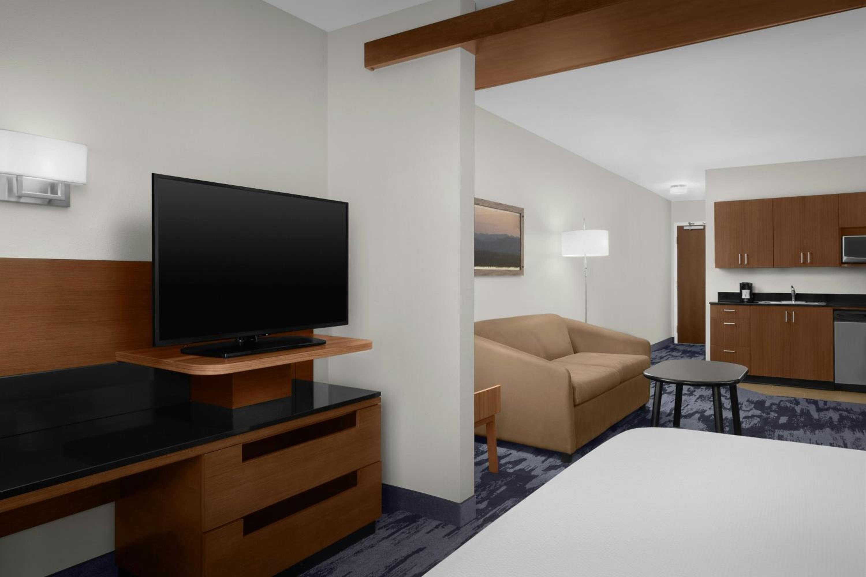 King Suite with Bathtub and Sofa Bed - Mobility Access photo 2