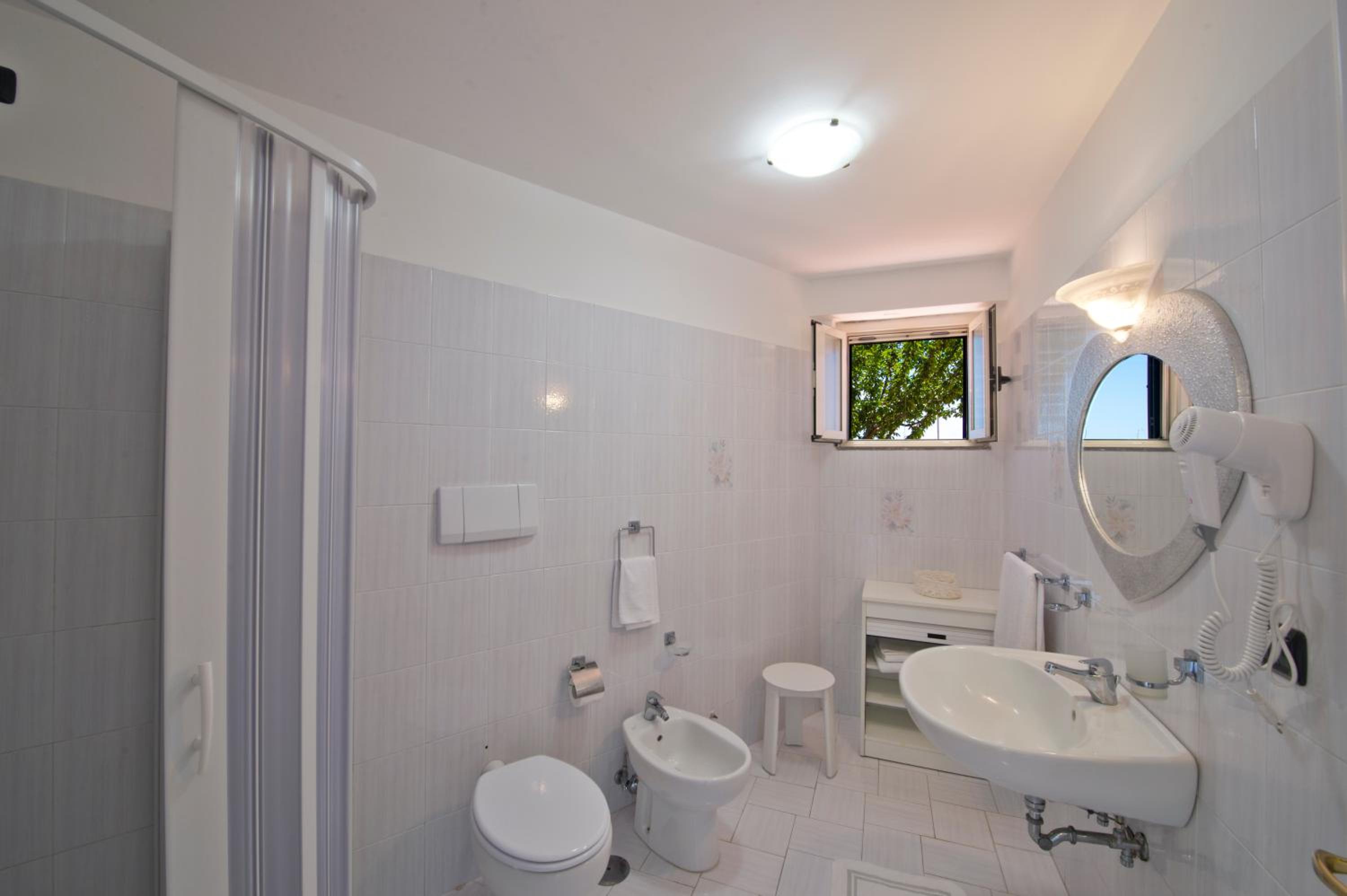 Quadruple Room with Balcony - Photo 3