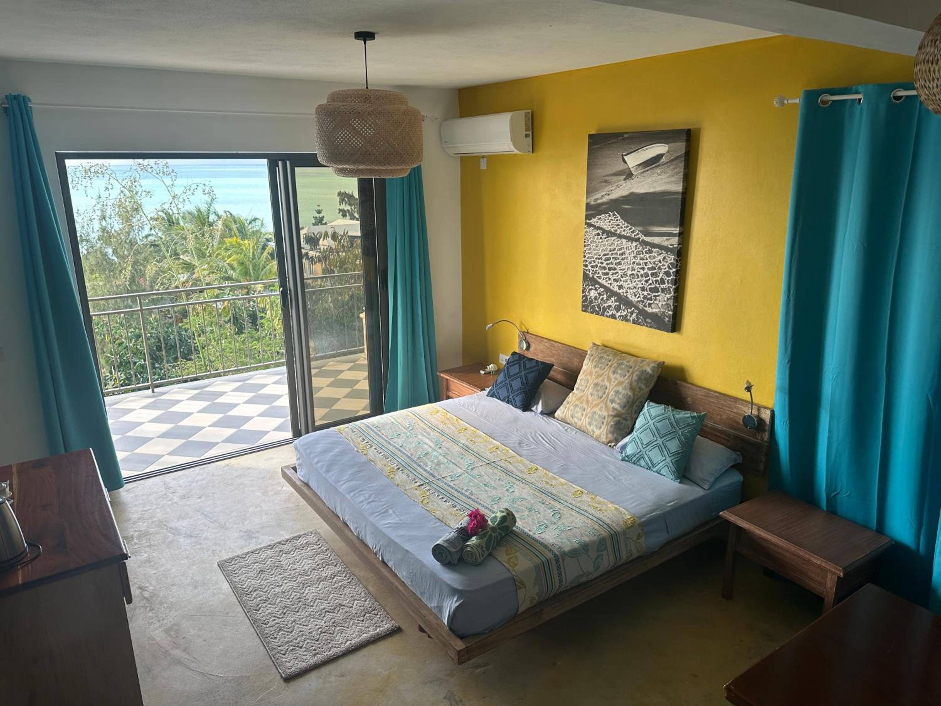Deluxe Double Room with Balcony and Sea View
