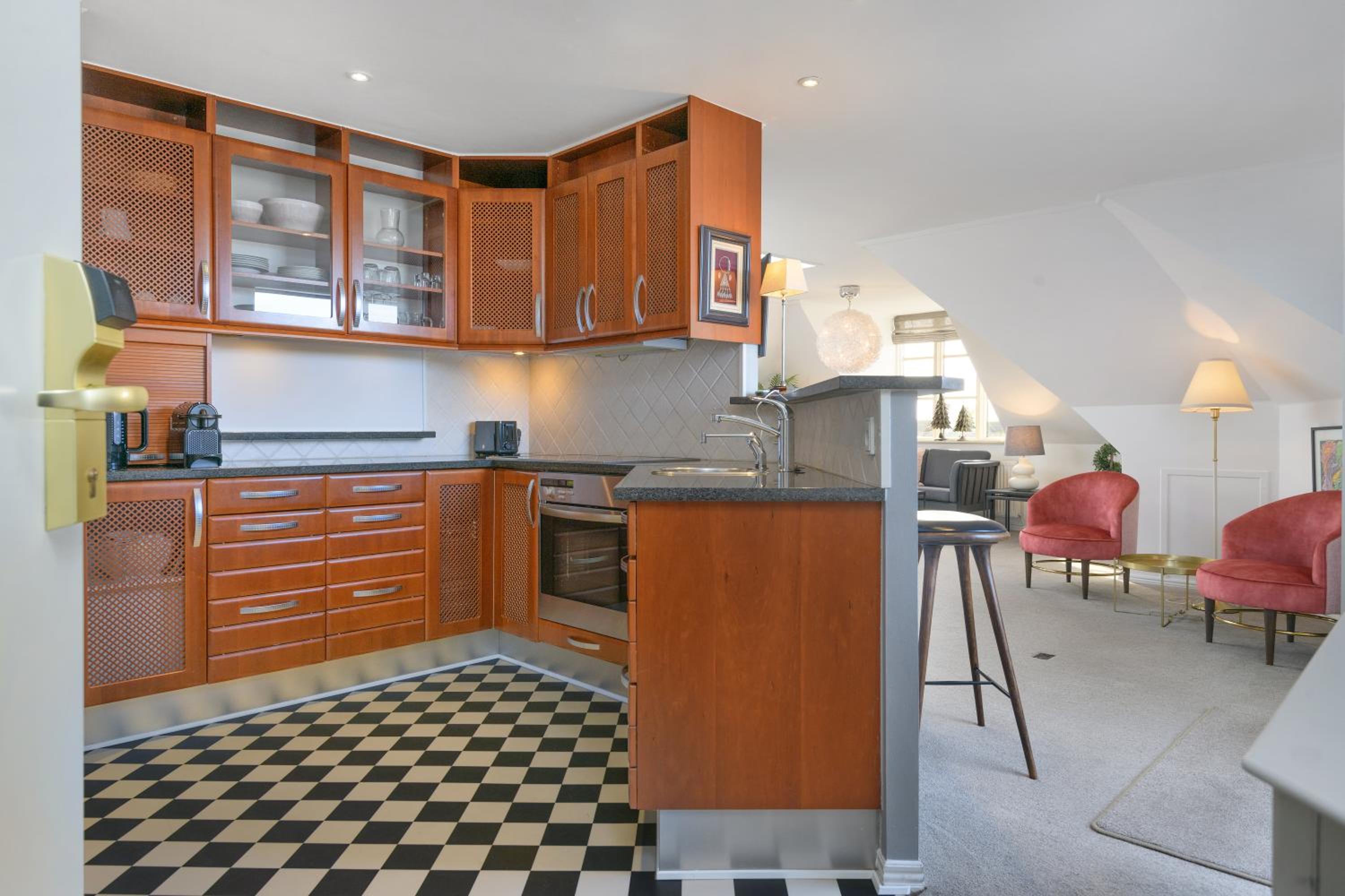 Suite with City View thumbnail 6