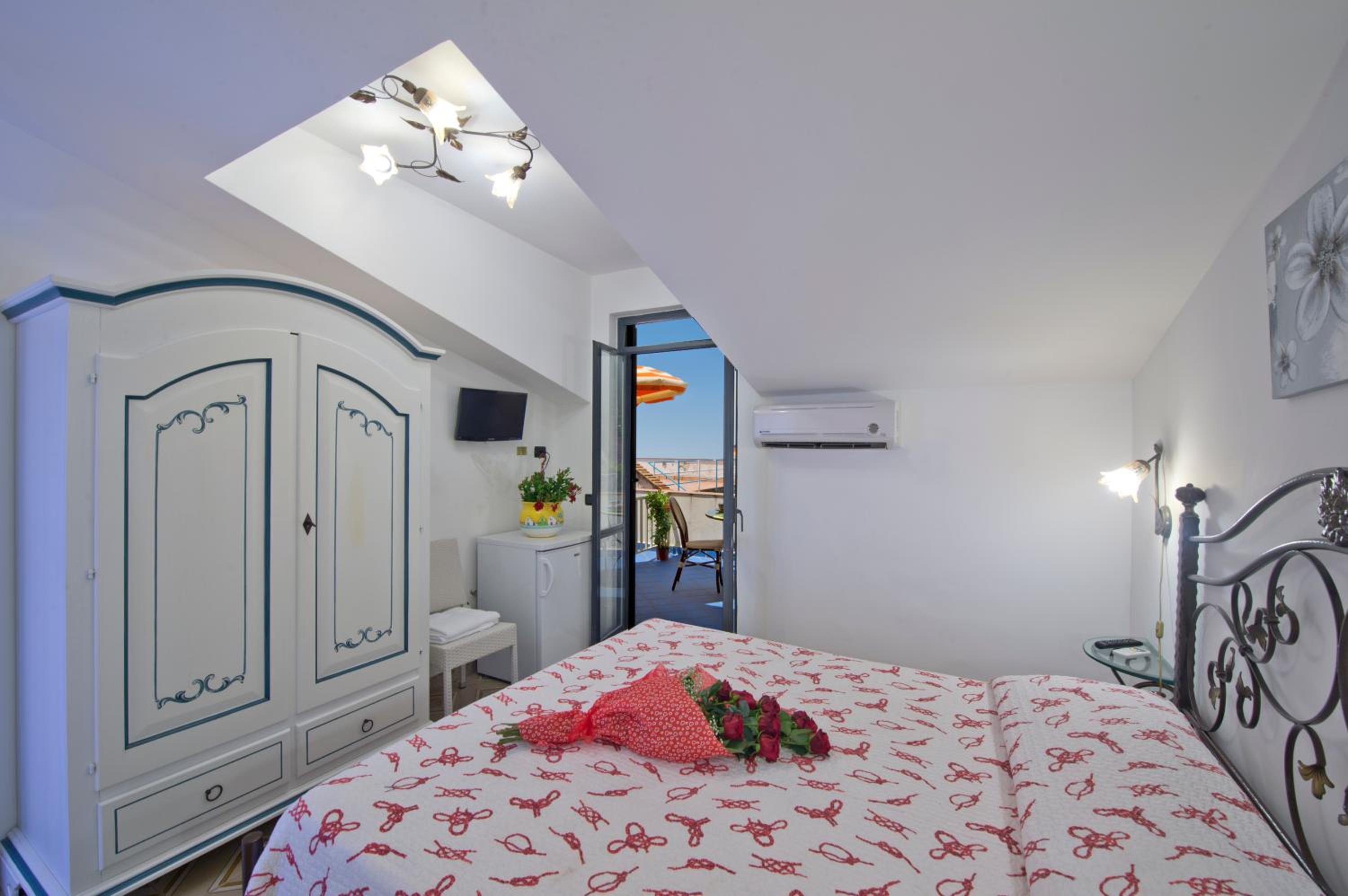 Double Room with Side Sea View - Photo 1