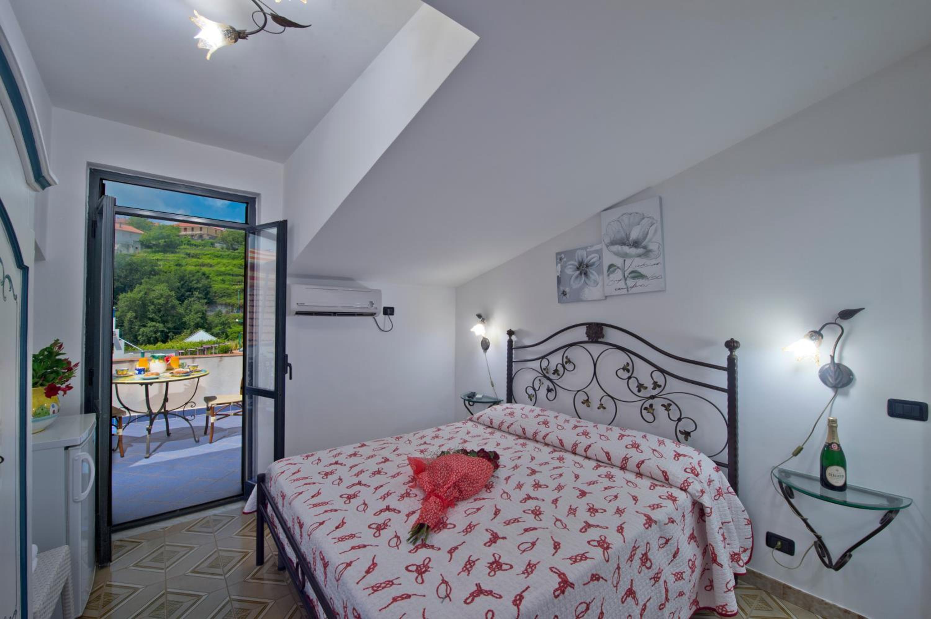 Double Room with Side Sea View - Photo 9