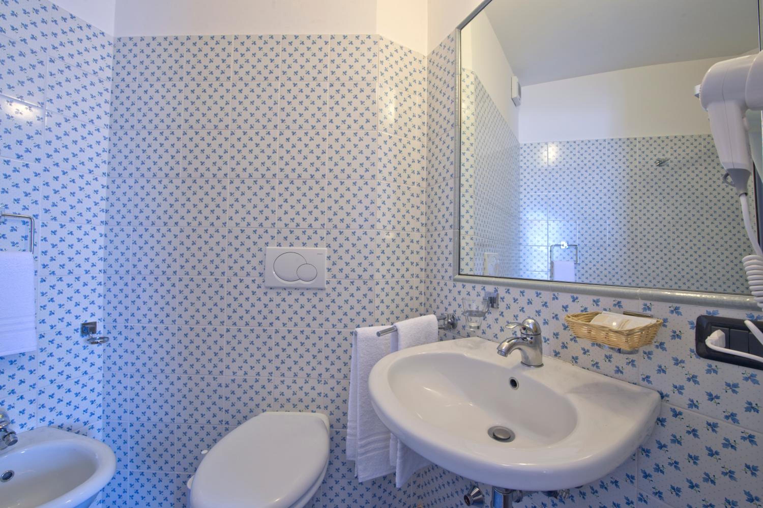 Double Room with Side Sea View - Photo 8