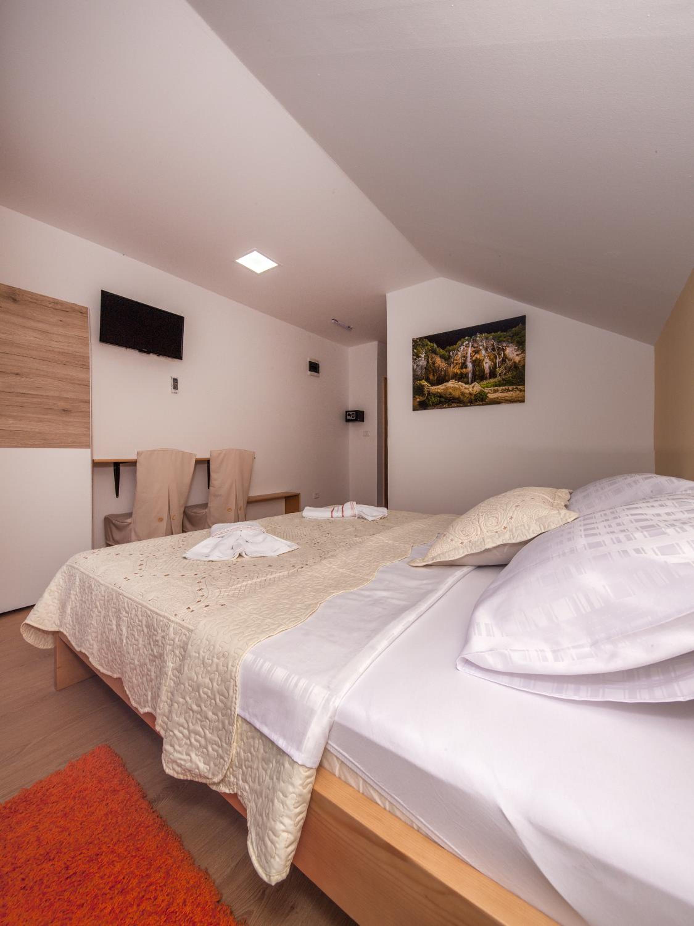 Deluxe Double Room with Extra Bed - Photo 1