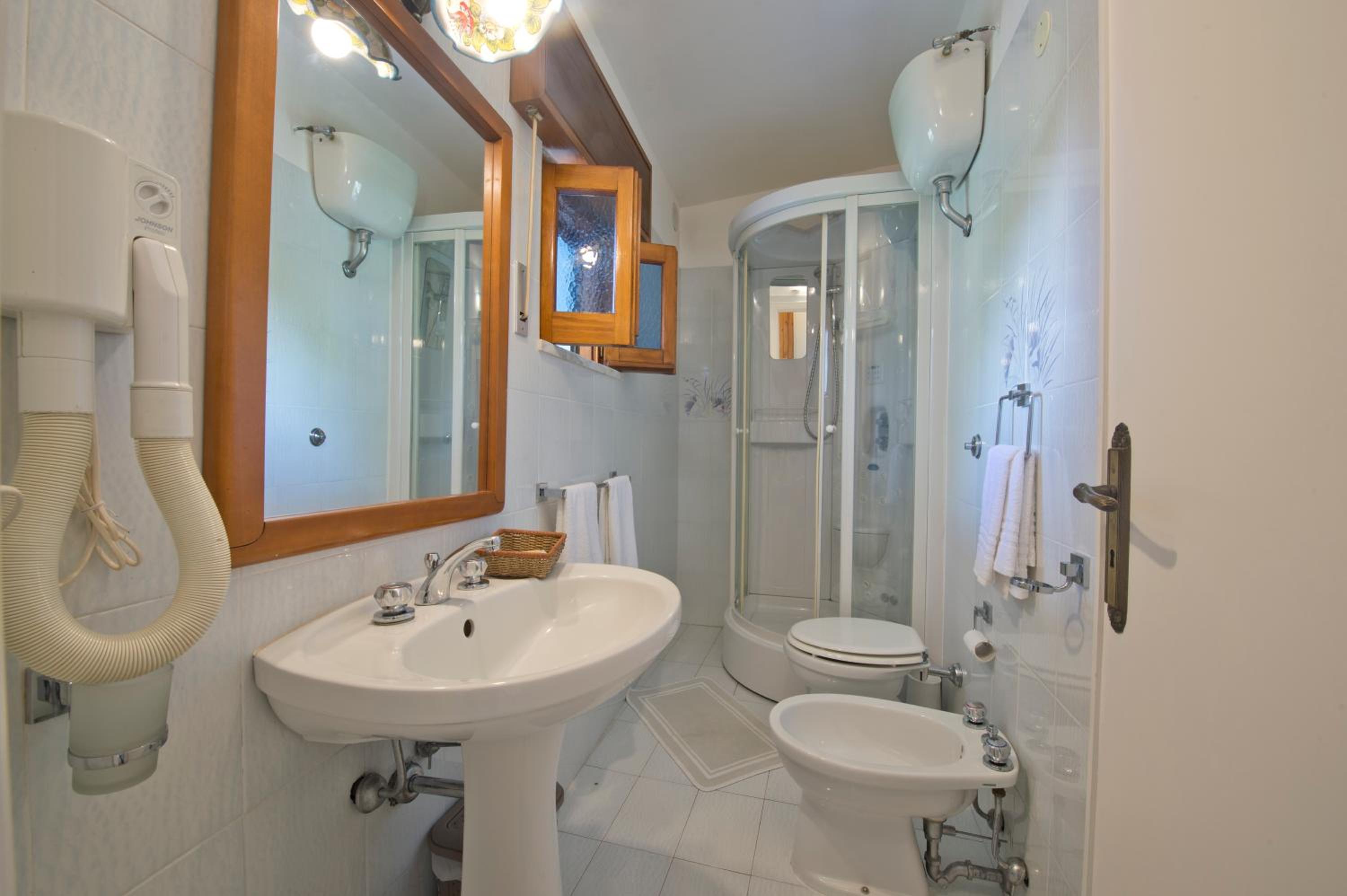 Double Room with Side Sea View - Photo 7