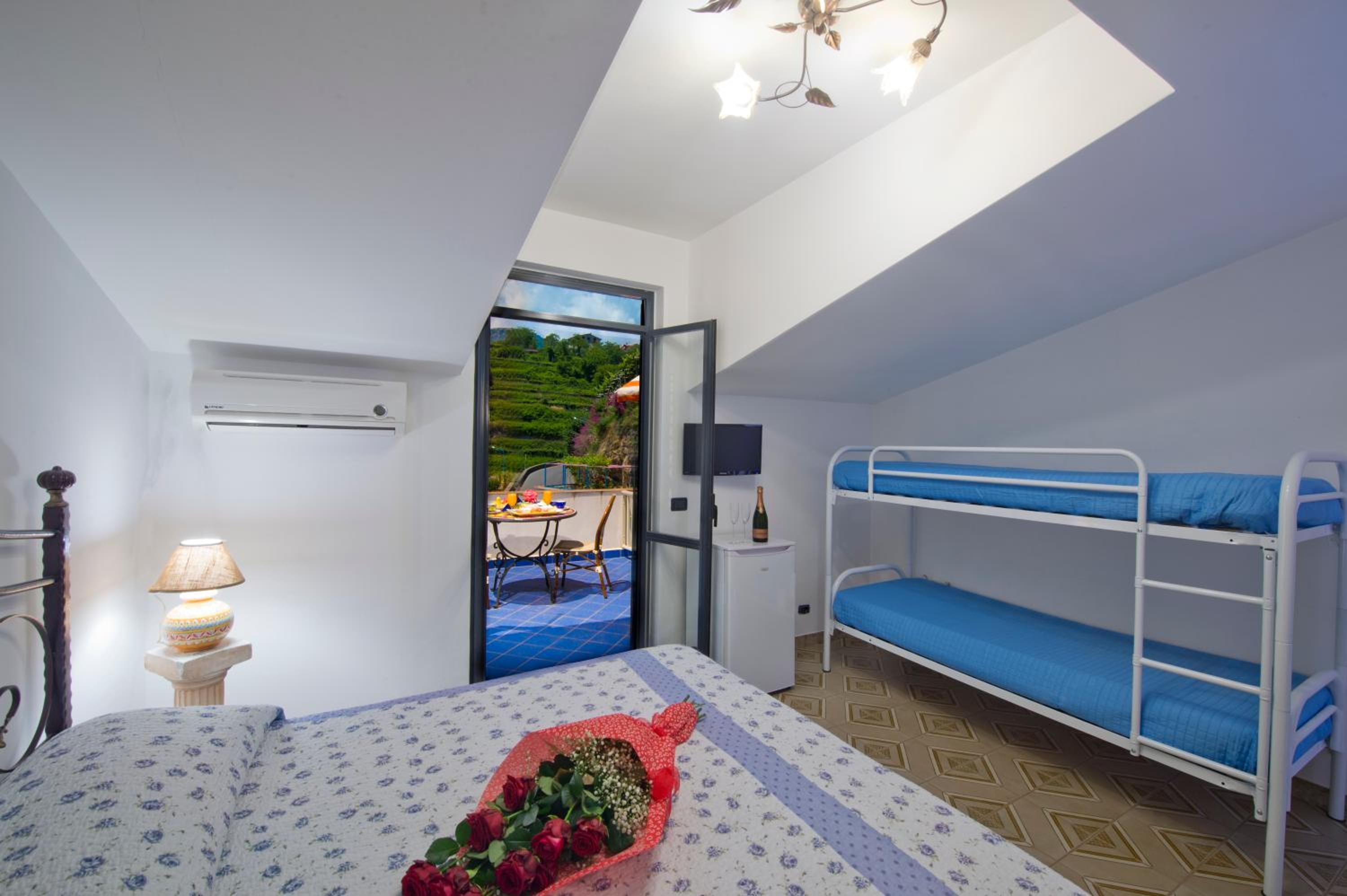 Quadruple Room with Balcony - Photo 5