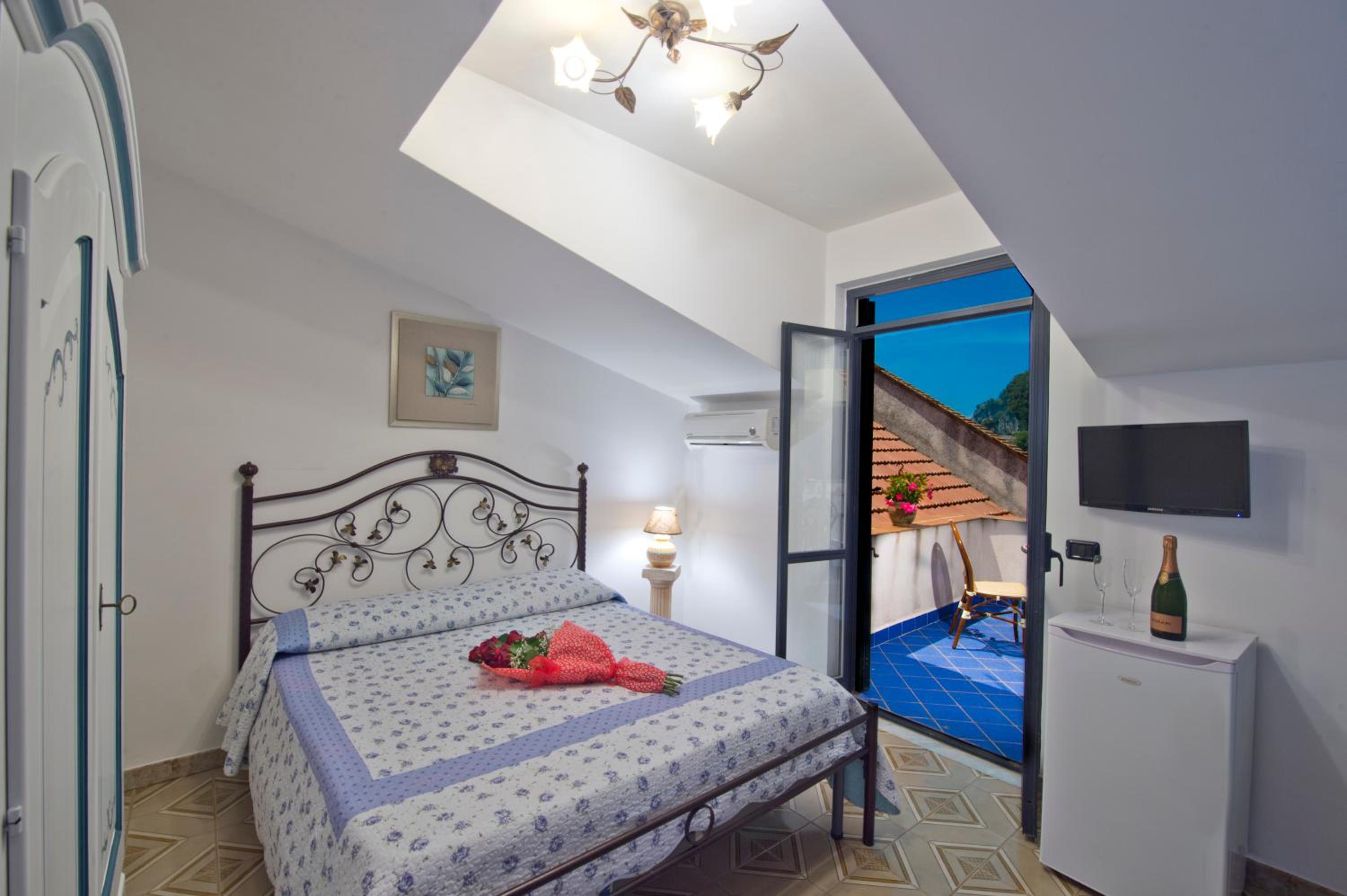 Double Room with Side Sea View - Photo 3