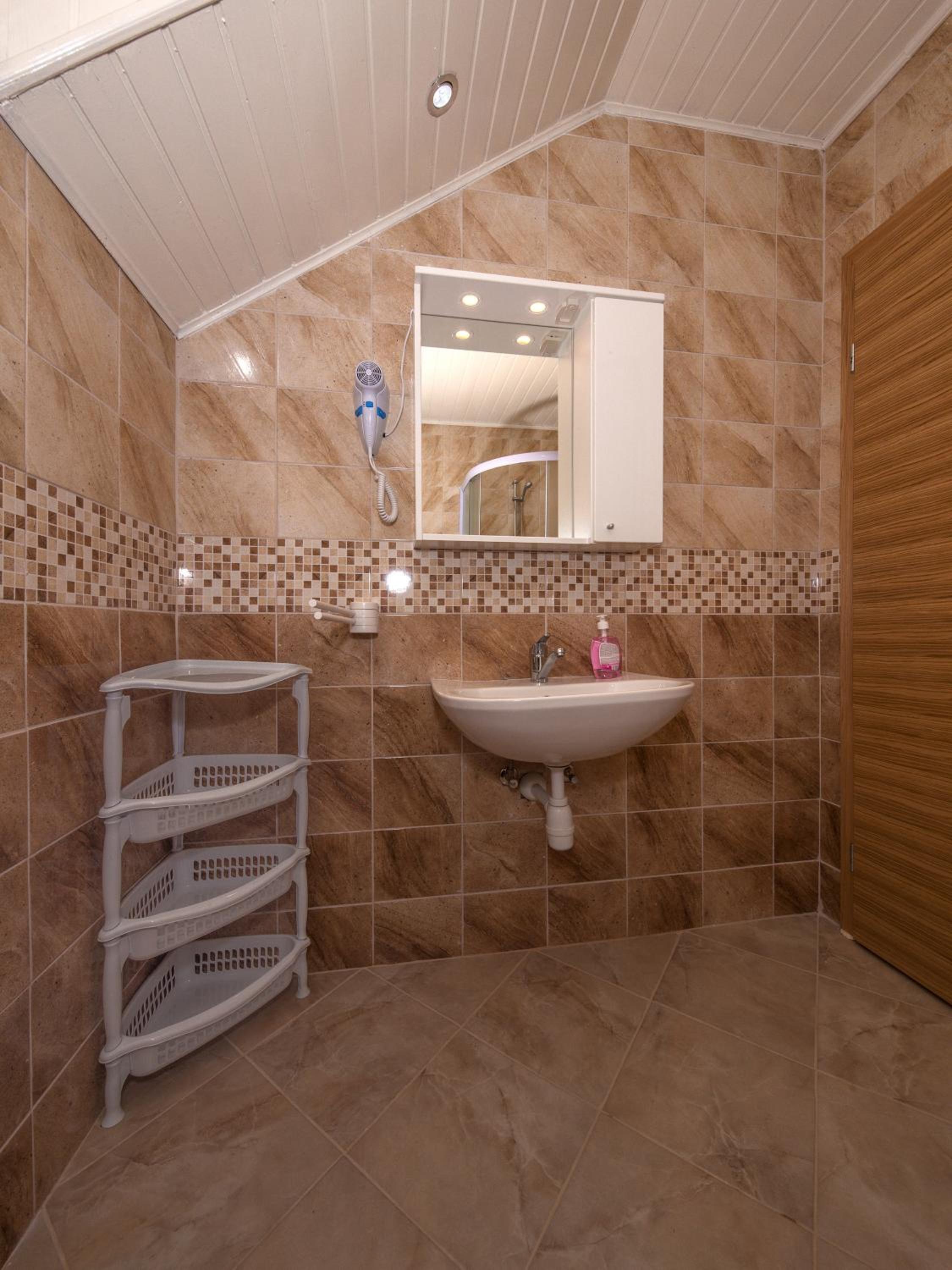 Deluxe King Room - Photo 7