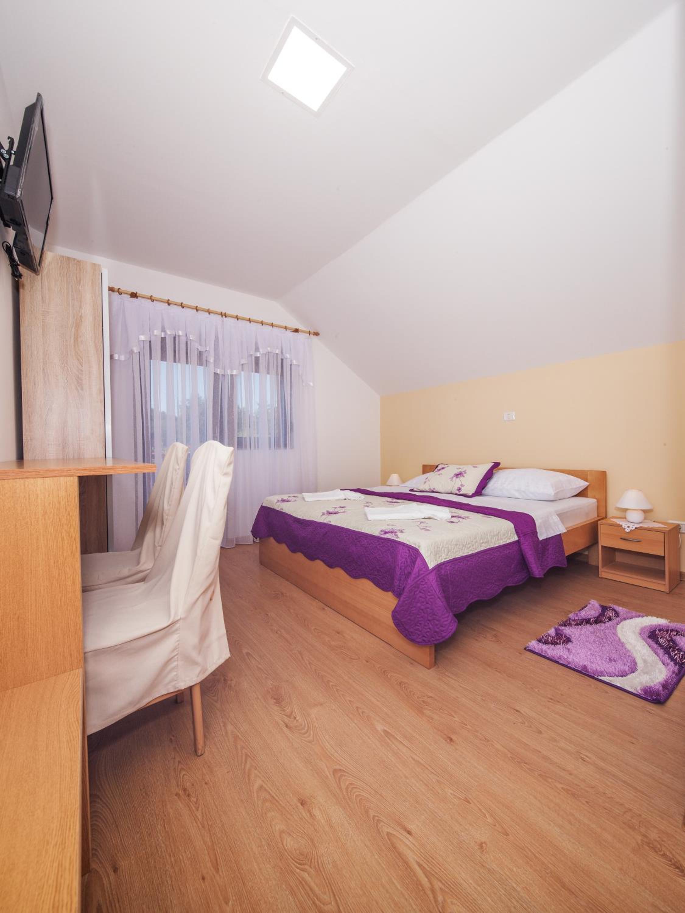 Deluxe King Room - Photo 3