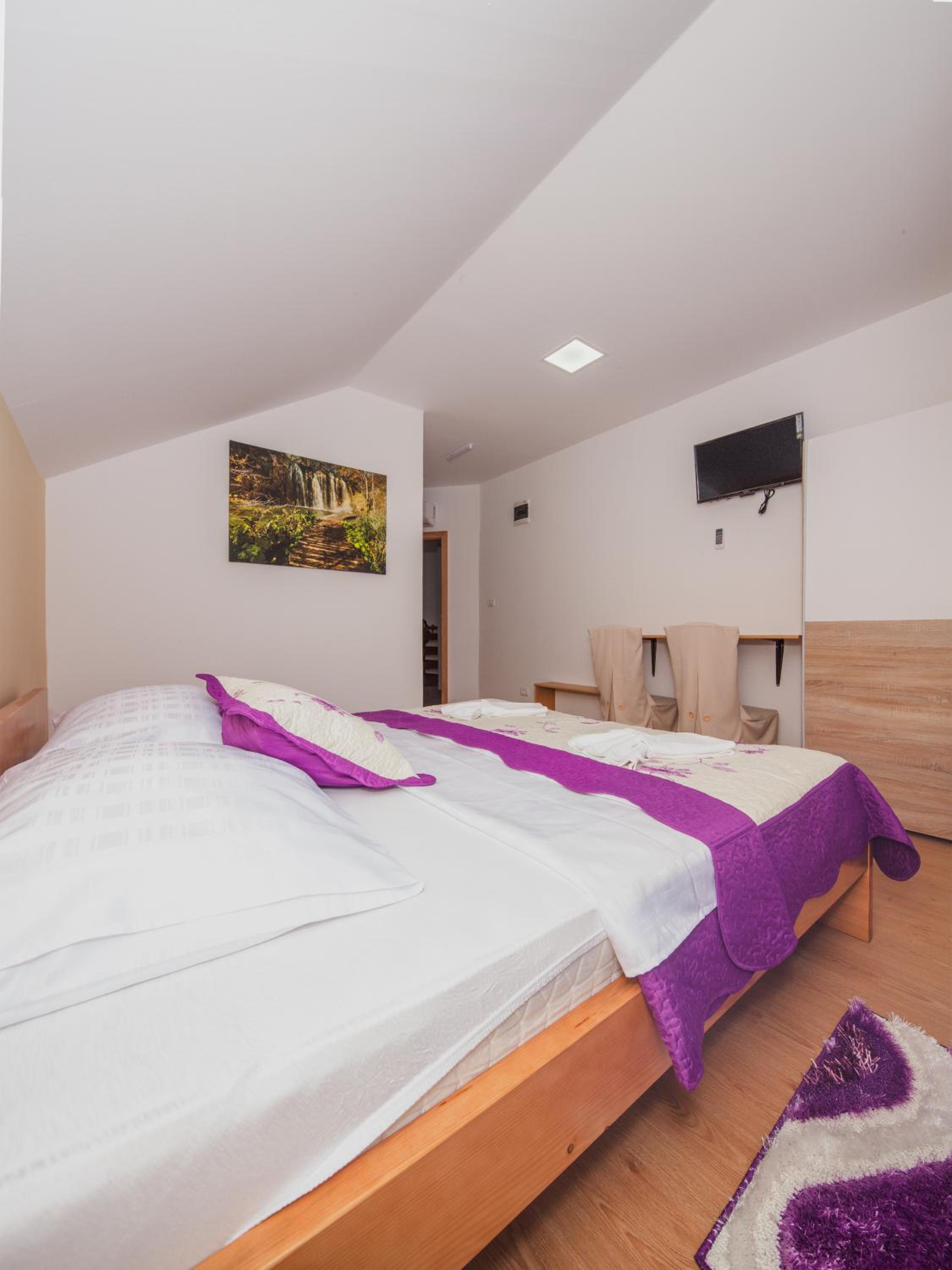 Deluxe King Room - Photo 2