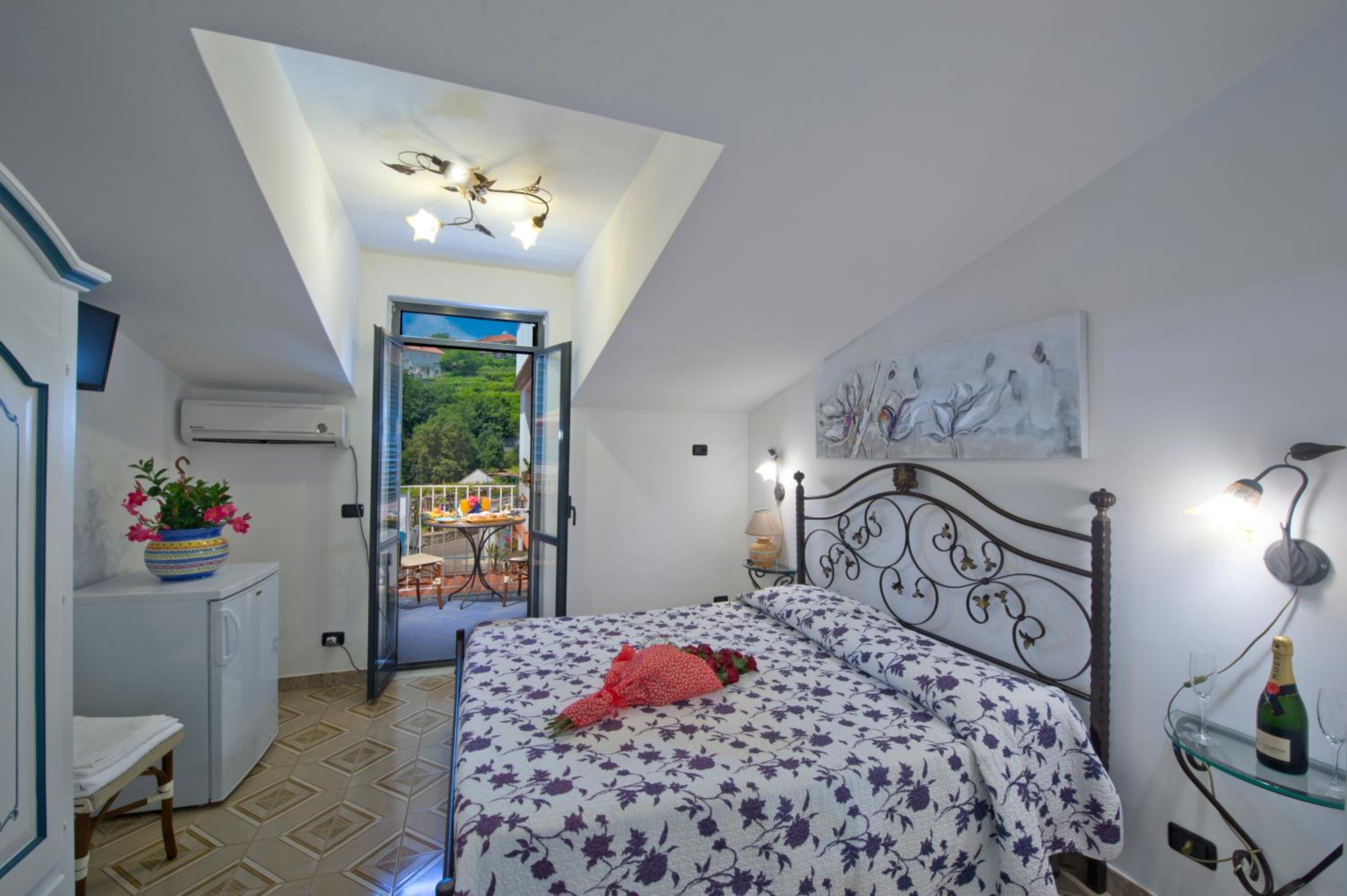 Double Room with Side Sea View - Photo 14