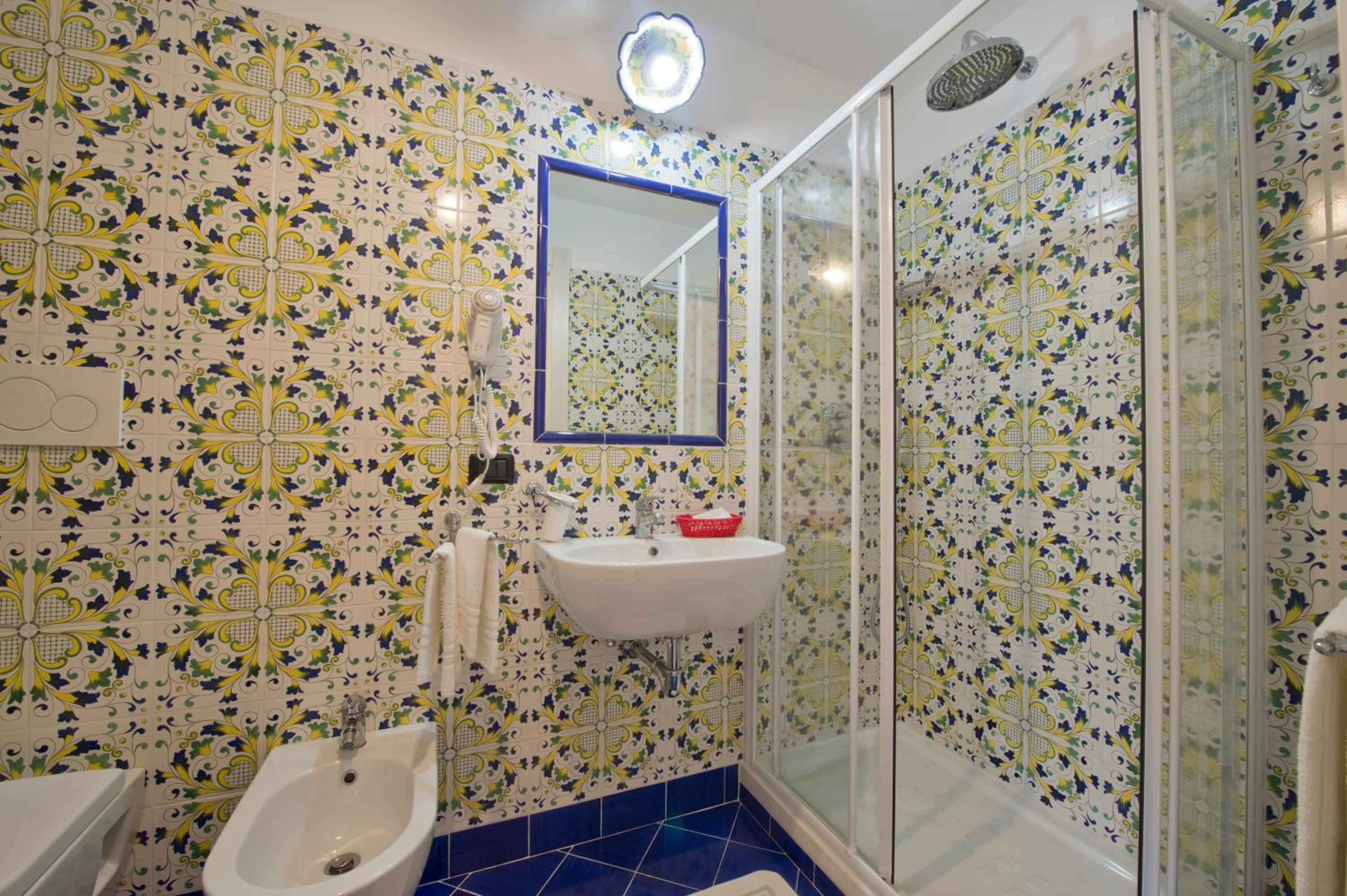 Double Room with Side Sea View - Photo 6