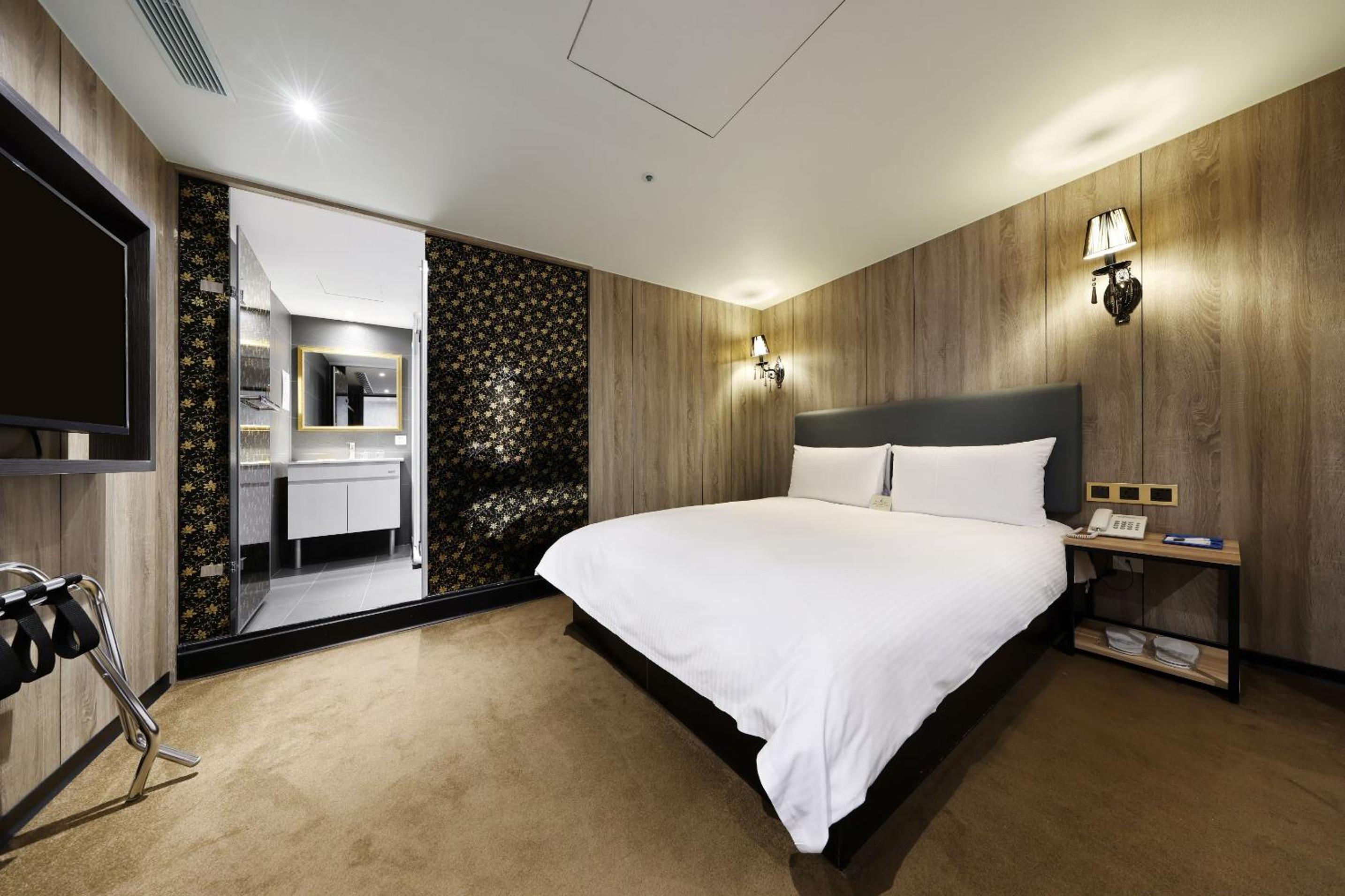 18:00 Check-in - Exquisite Double Room without Window