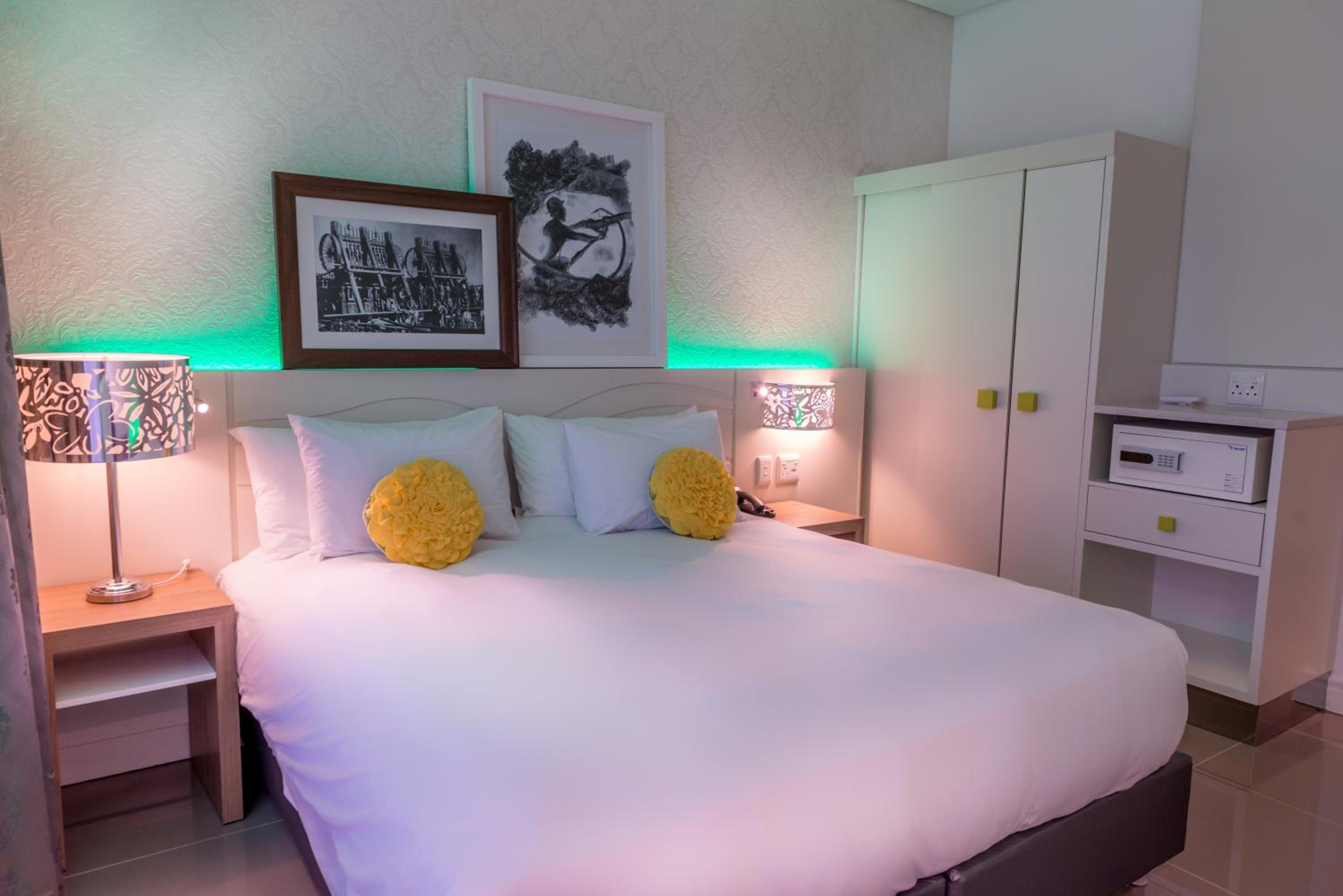 Superior King Room Self-Catering - Photo 5