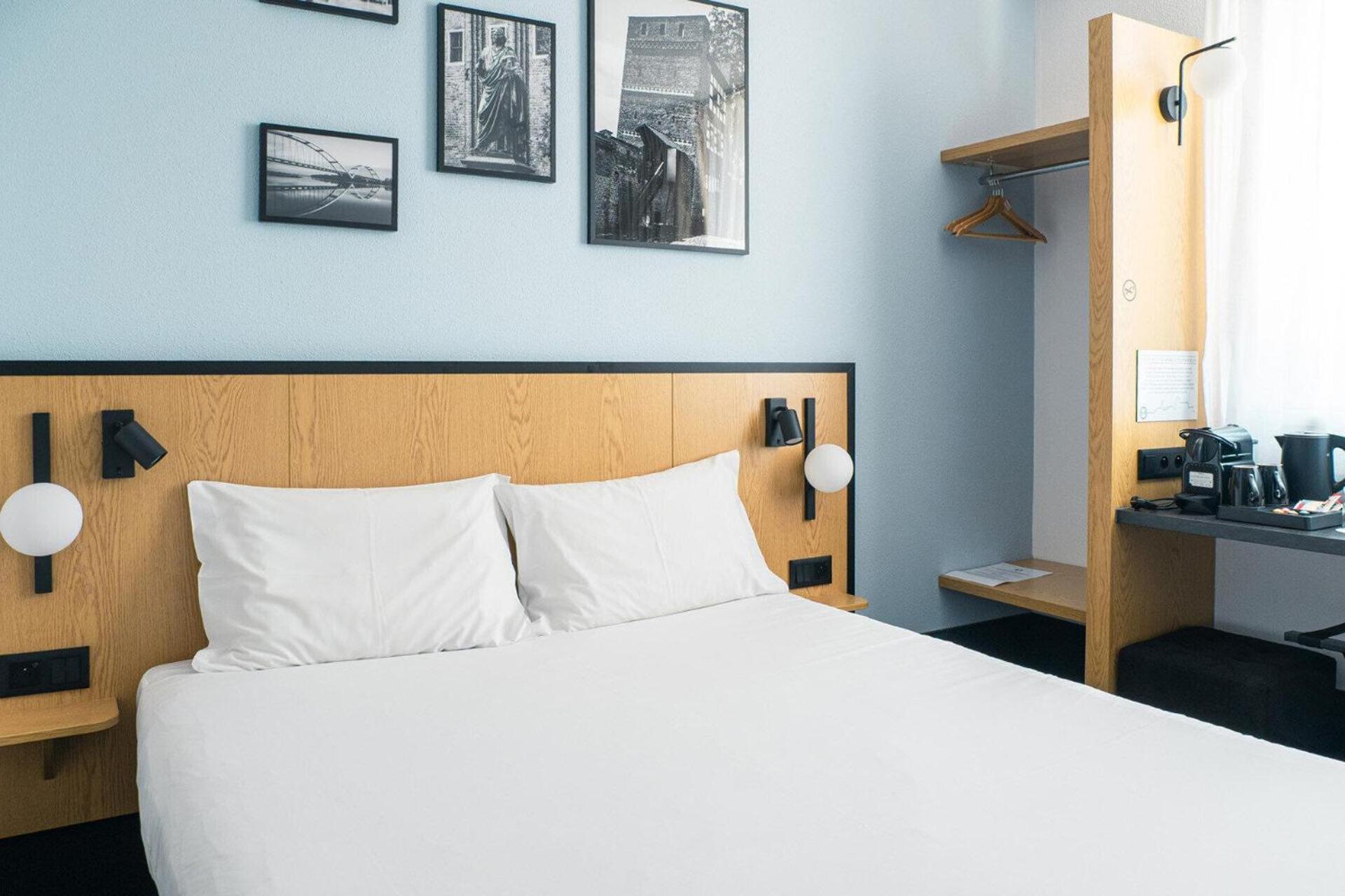 Premium Twin Room - Photo 2