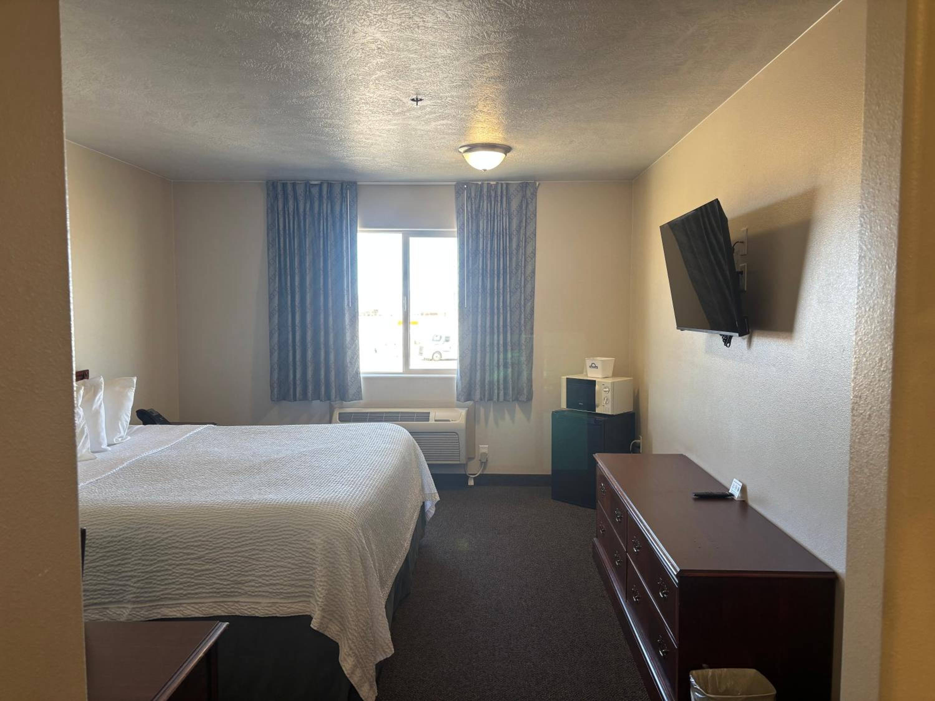 King Room - Non-Smoking - Photo 5