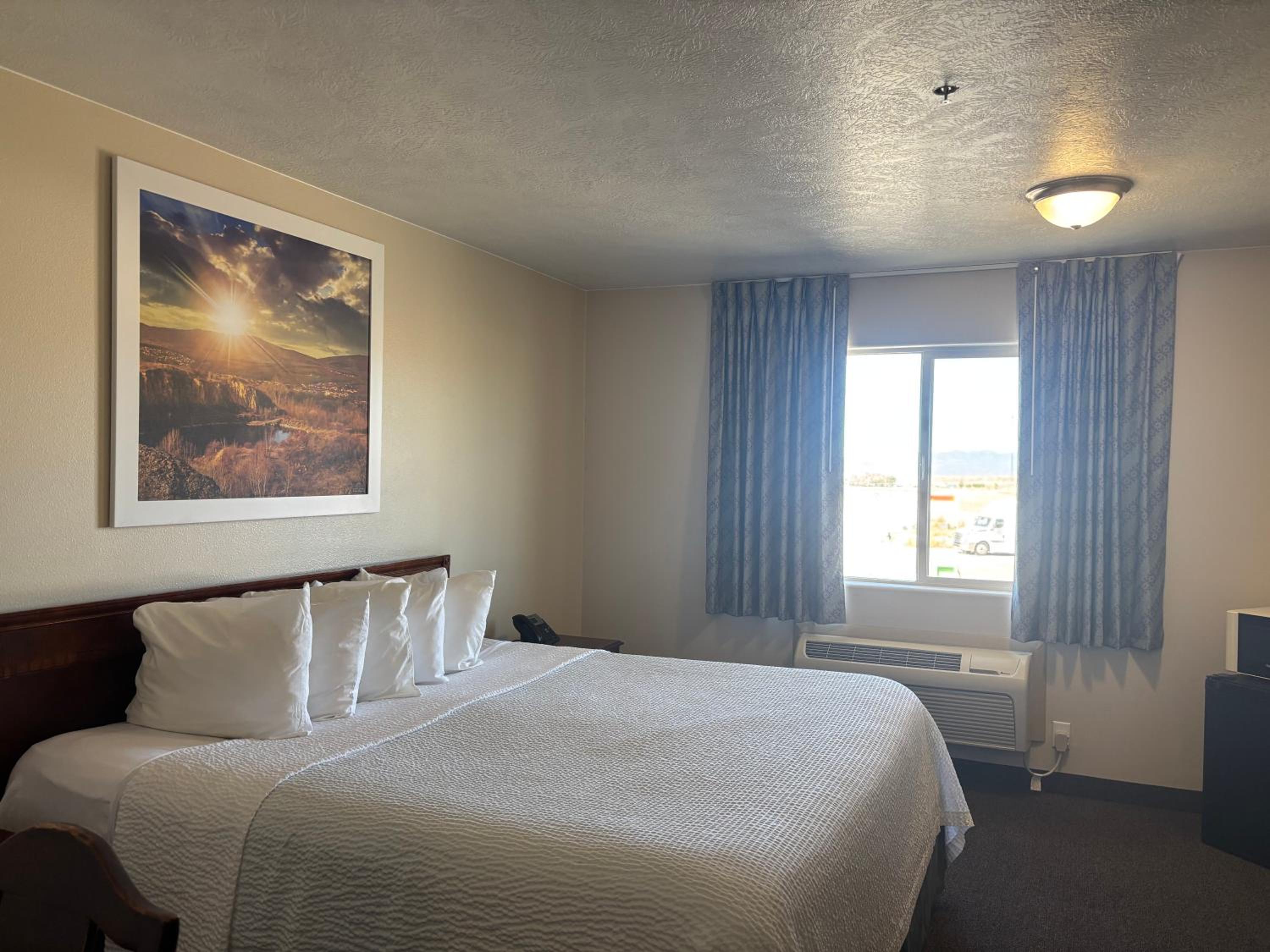 King Room - Non-Smoking - Photo 6