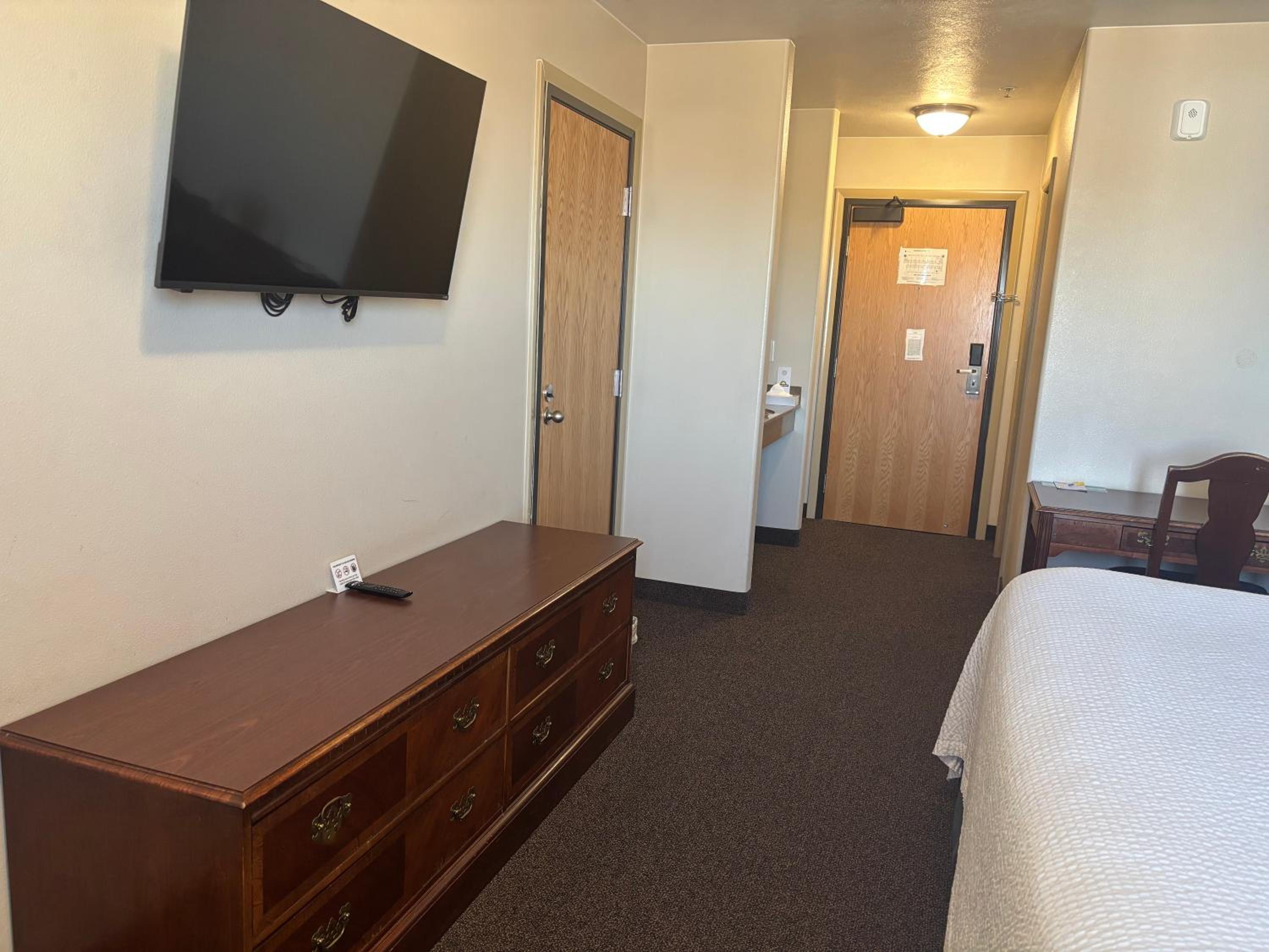 King Room - Non-Smoking - Photo 7