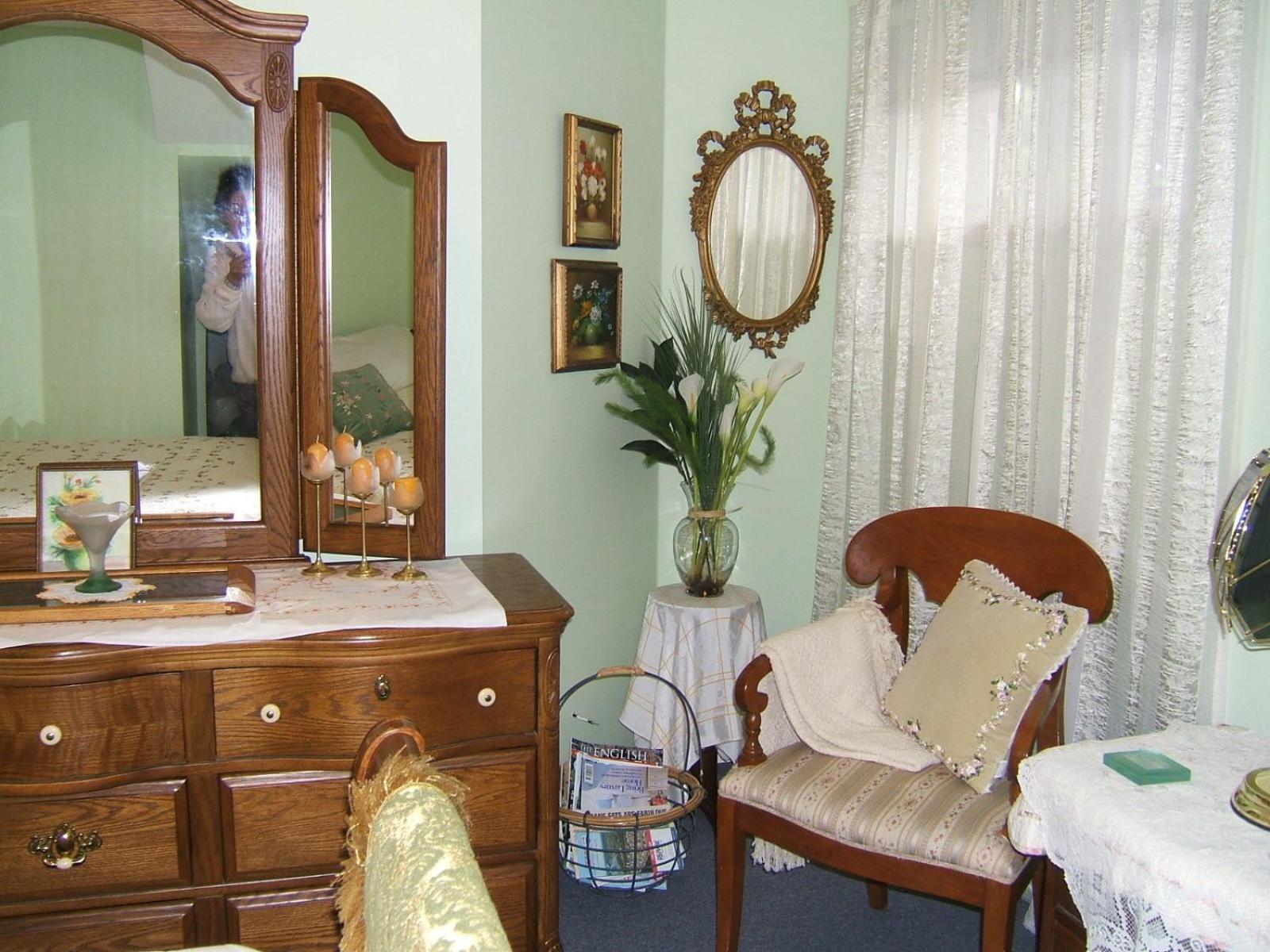 Queen Room with Shared Bathroom photo 3