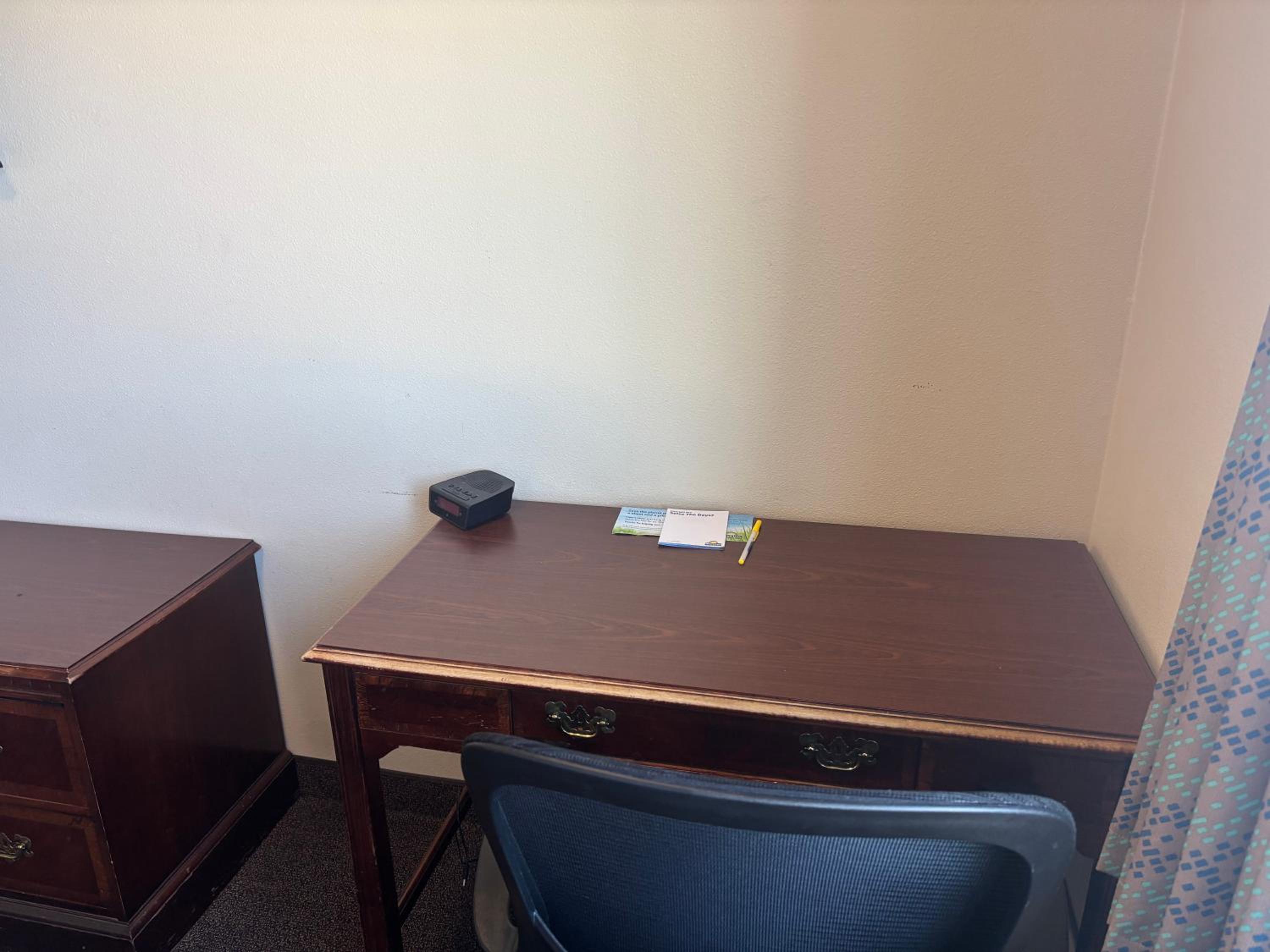 King Room - Non-Smoking - Photo 9