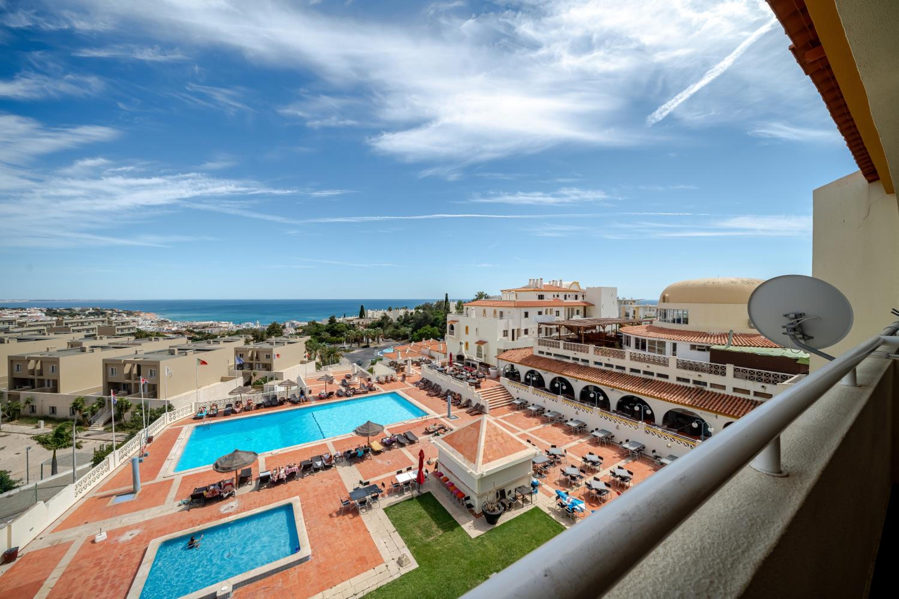 Apartment with Pool View