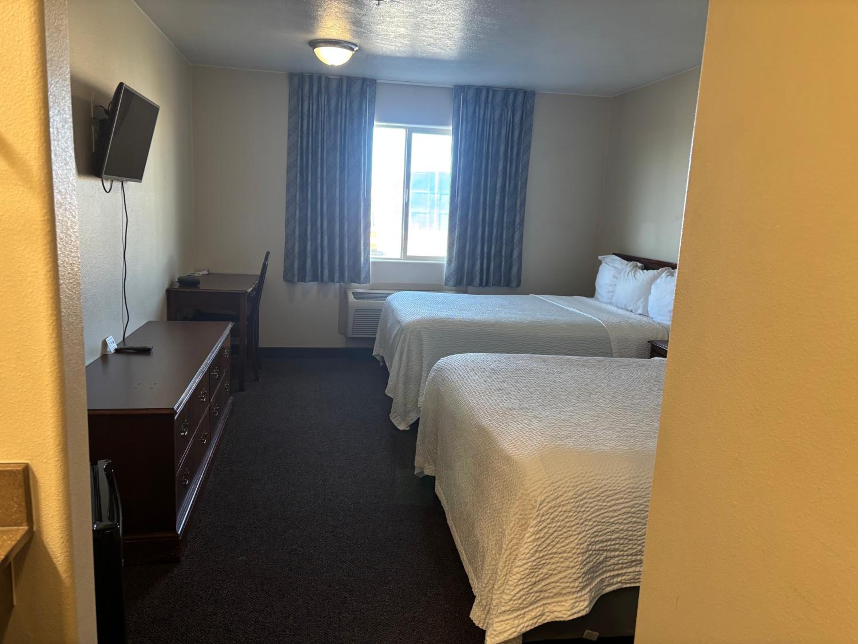 Queen Room with Two Queen Beds - Non-Smoking - Photo 7