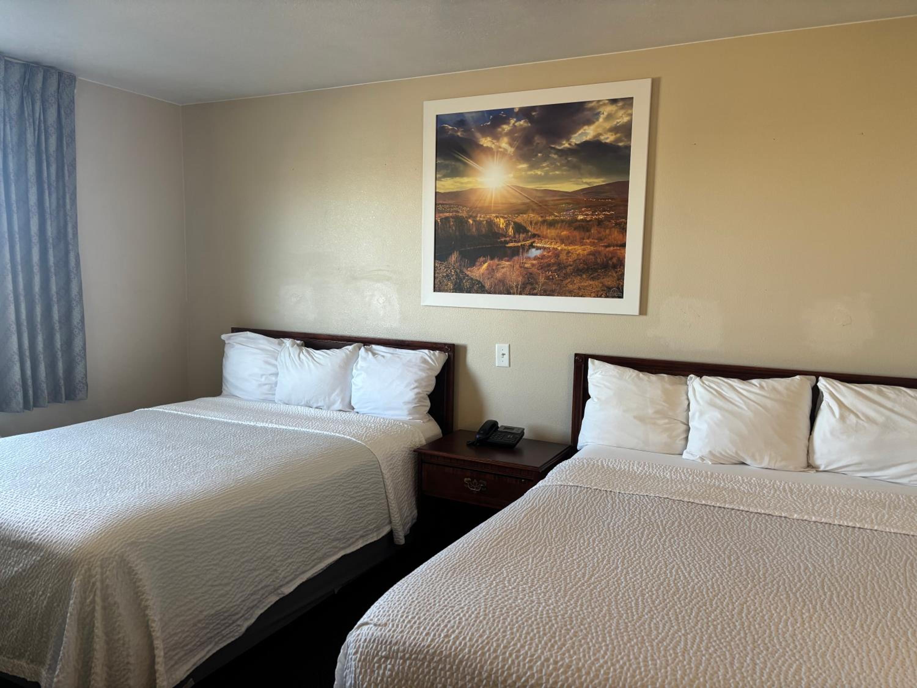 Queen Room with Two Queen Beds - Non-Smoking - Photo 9