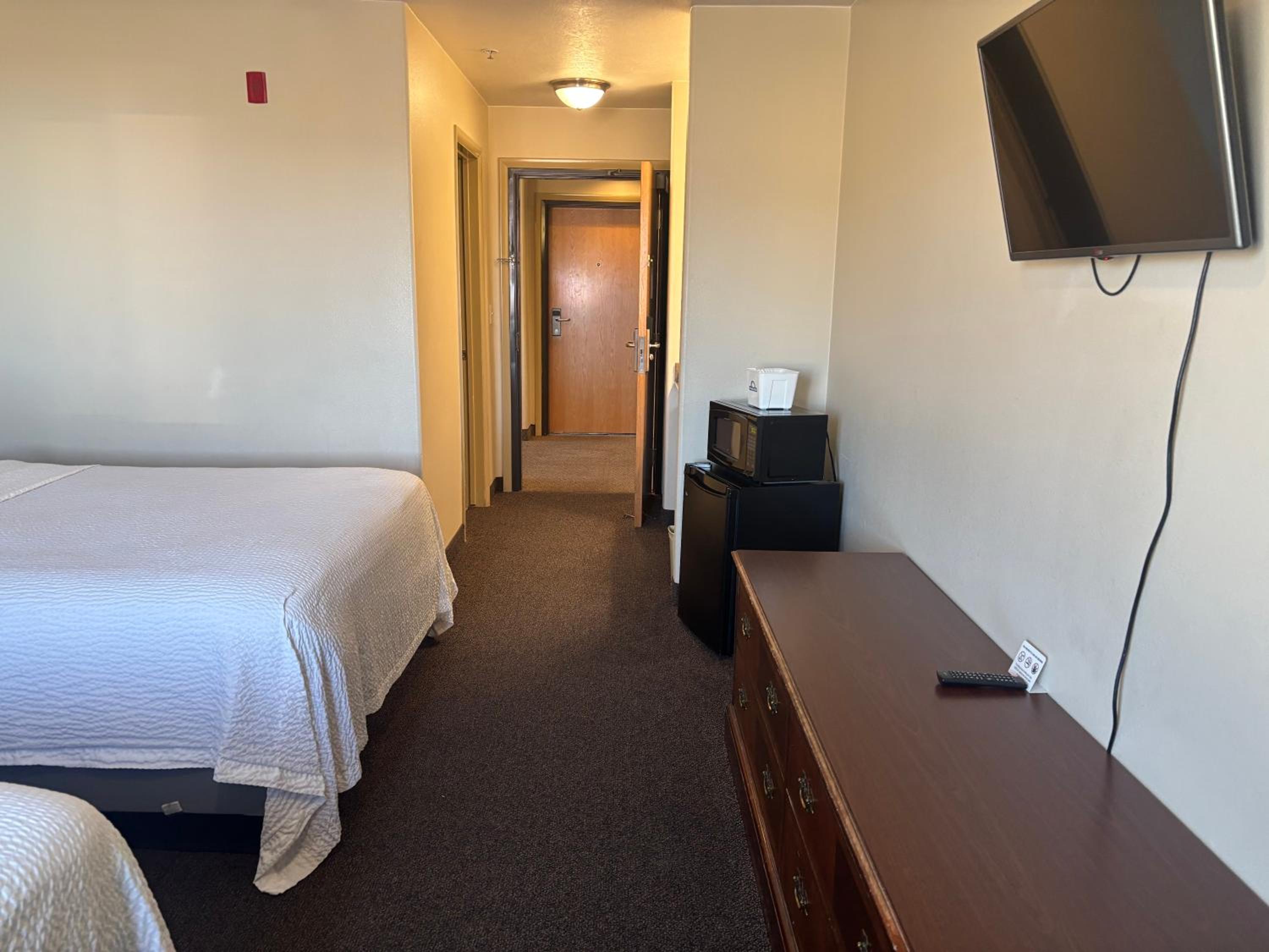 Queen Room with Two Queen Beds - Non-Smoking - Photo 8