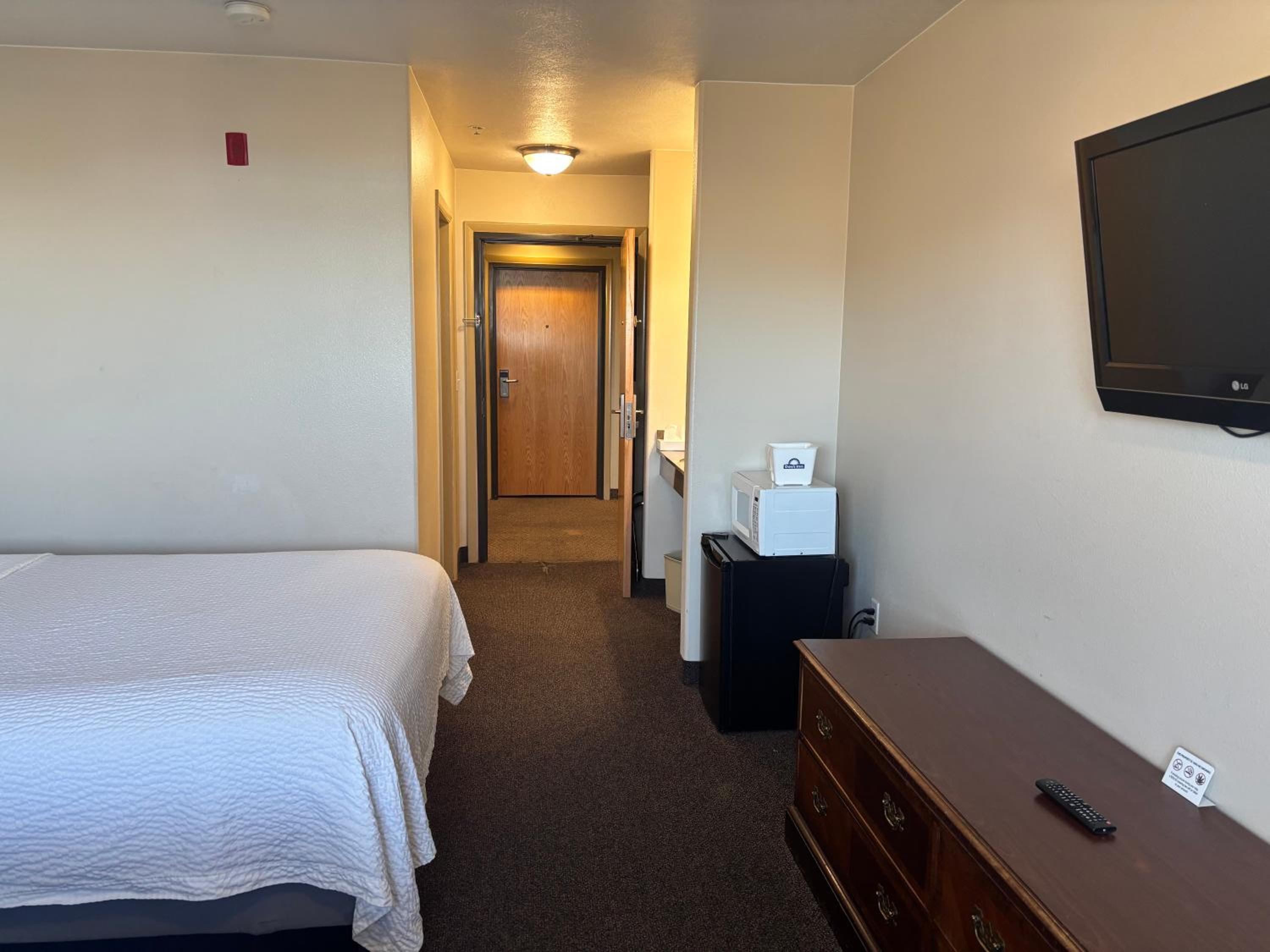 King Room - Non-Smoking - Photo 10