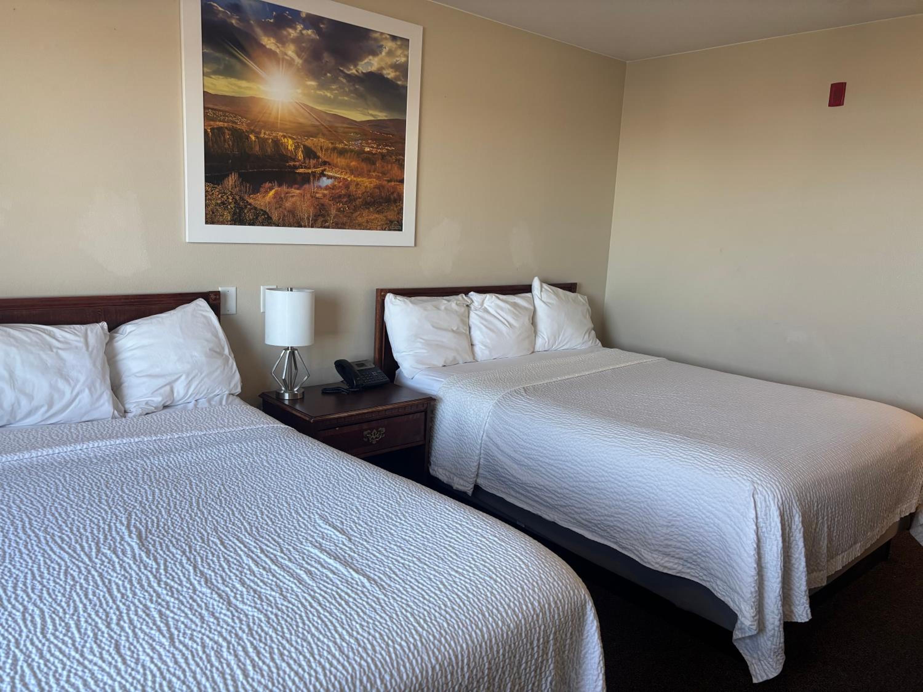 Queen Room with Two Queen Beds - Non-Smoking - Photo 11