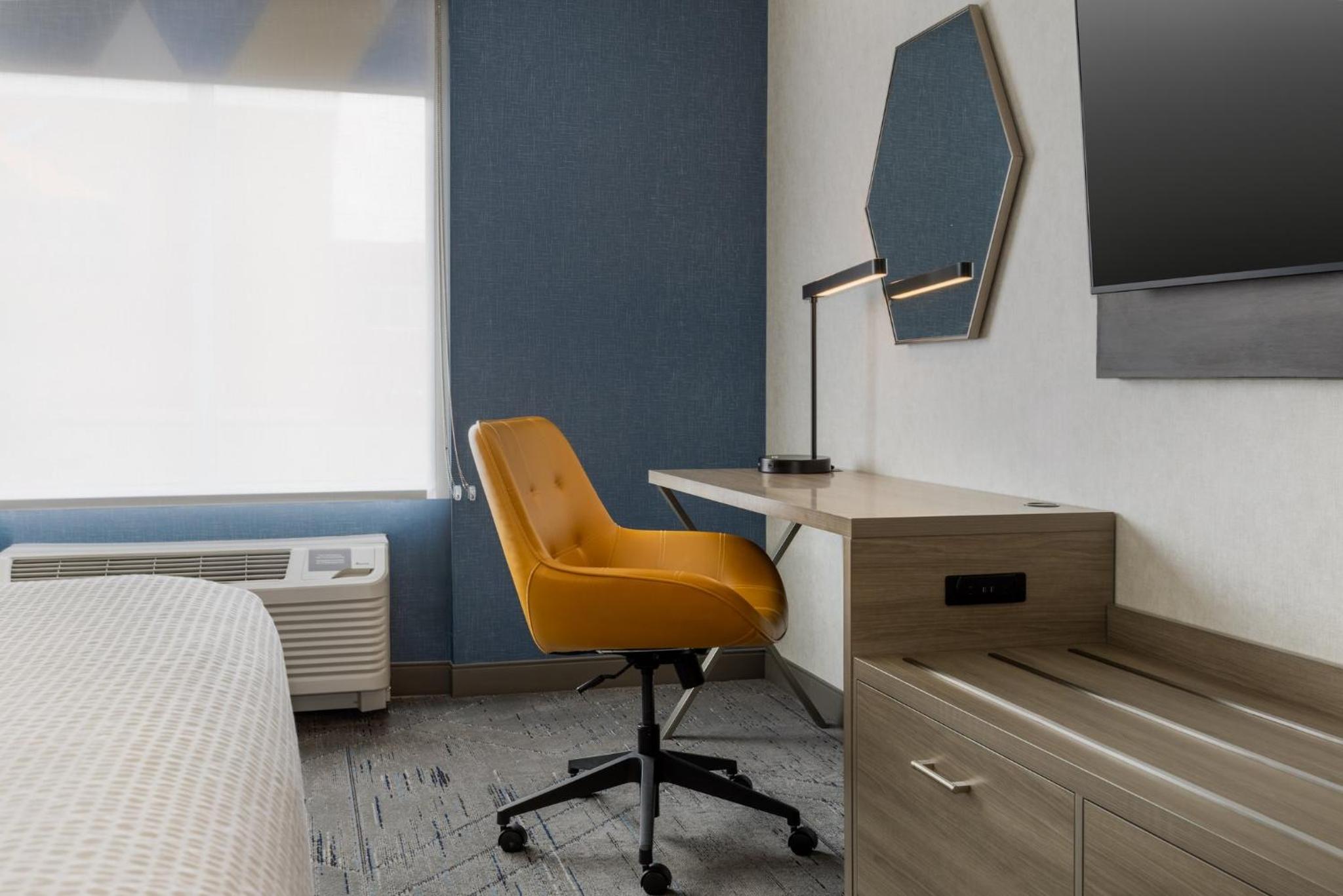 Queen Room - Mobility Access/Hearing Accessible photo 3