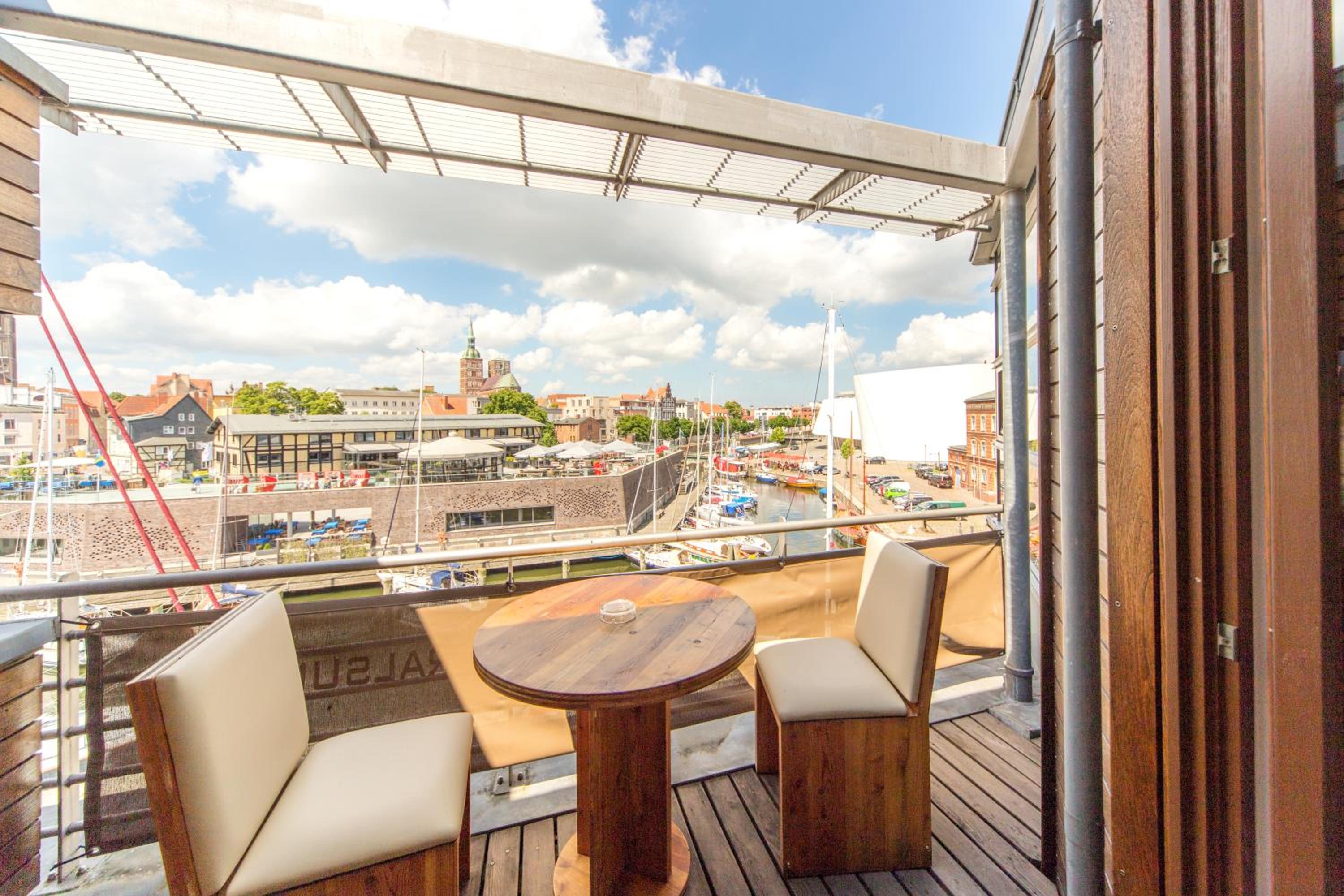Deluxe Apartment With Balcony photo 3
