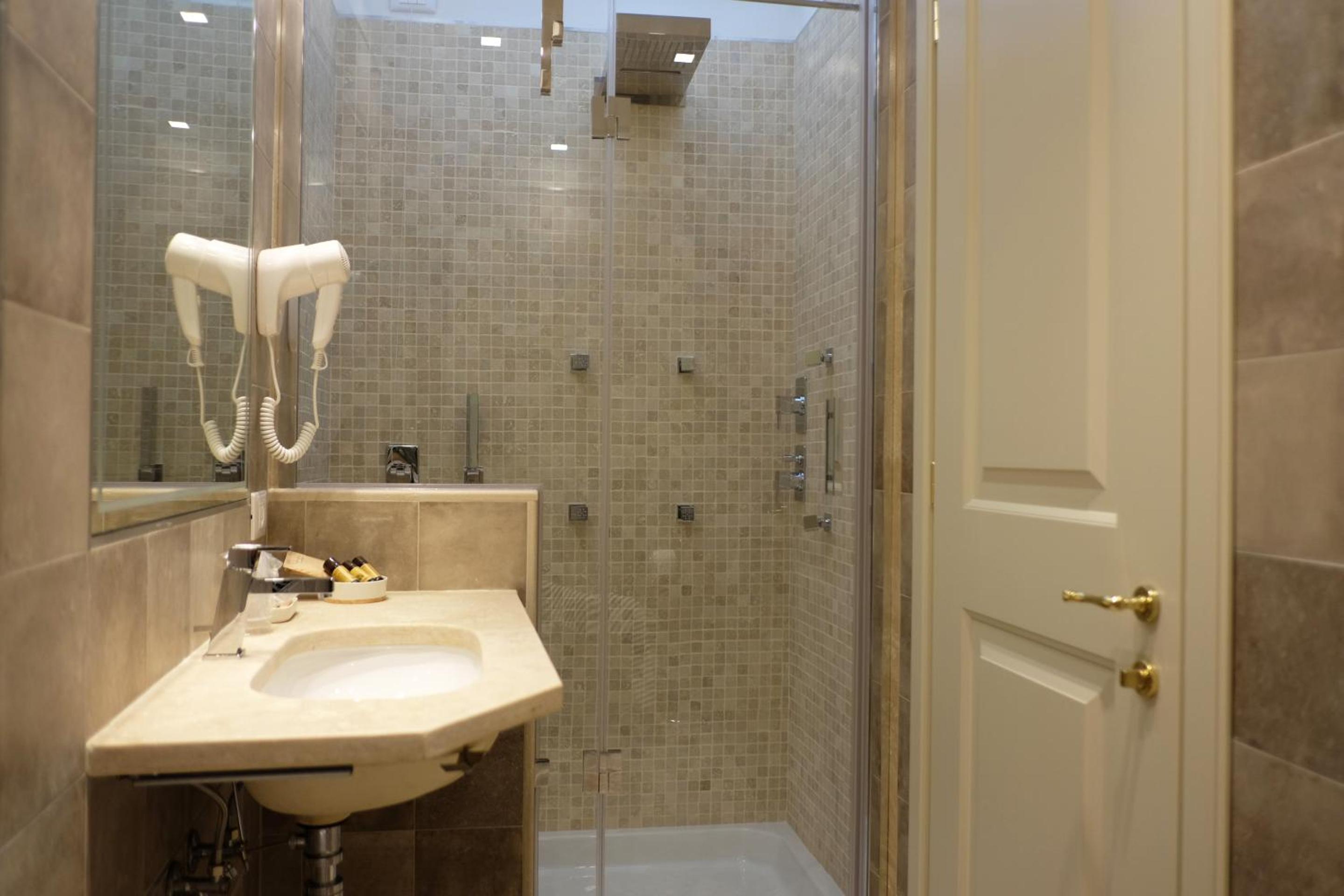 Standard Triple Room thumbnail 5