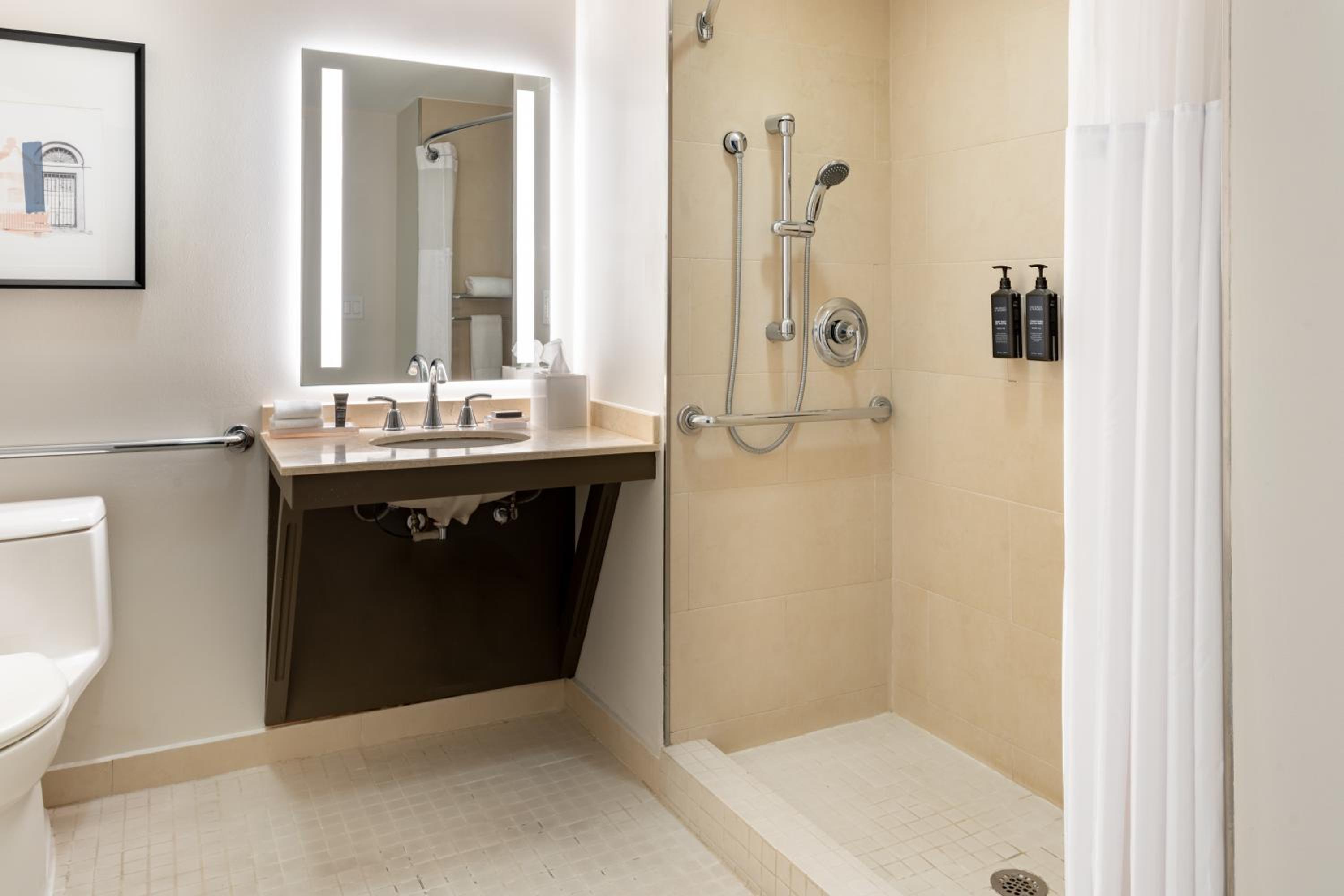 Traditional Room with Two Queen Beds, City View and Roll-in Shower - Mobility and Hearing Accessible - Photo 4