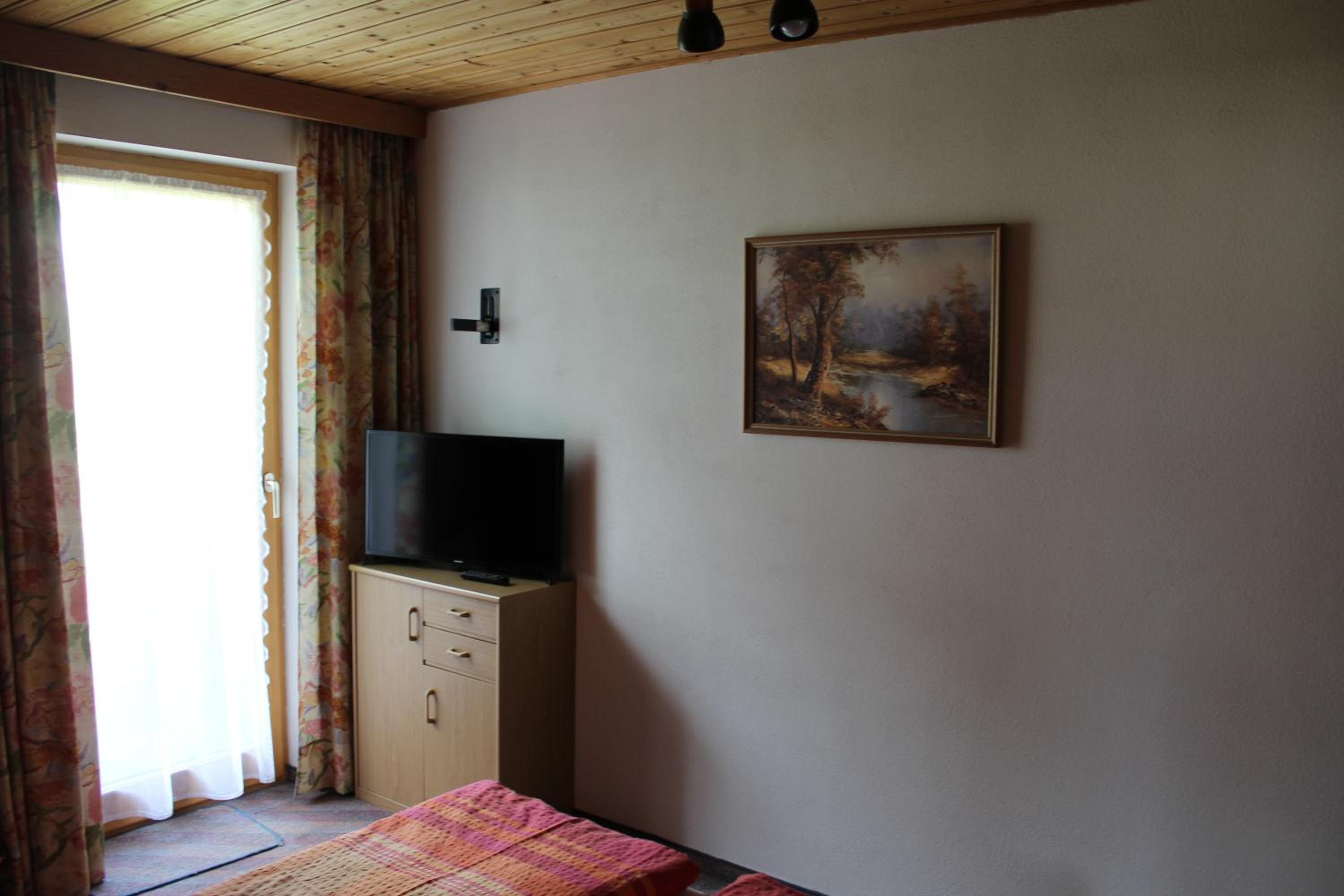 Three-Bedroom Apartment with Balcony photo 1