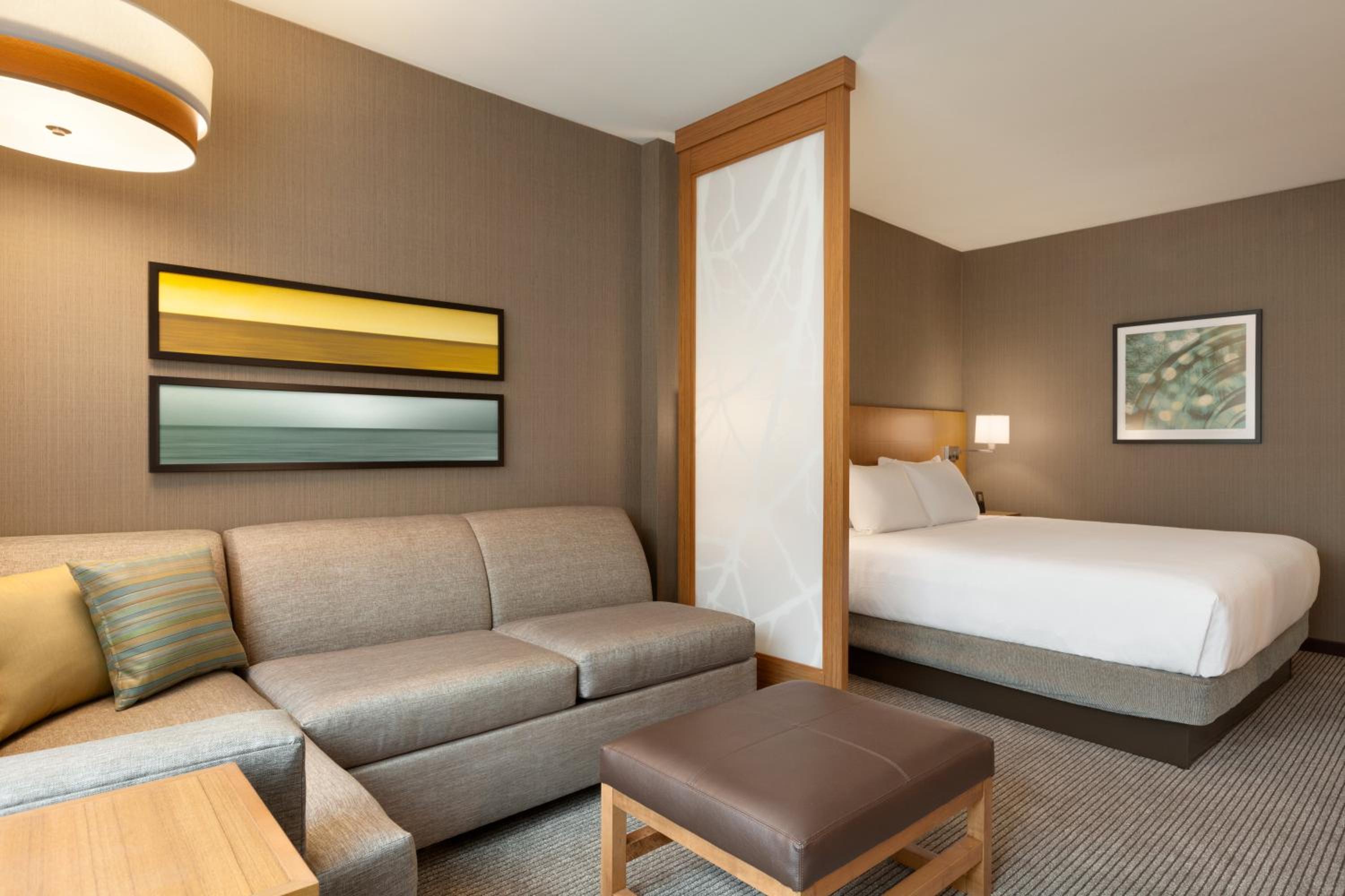 King Room with Sofa Bed - High Floor thumbnail 5