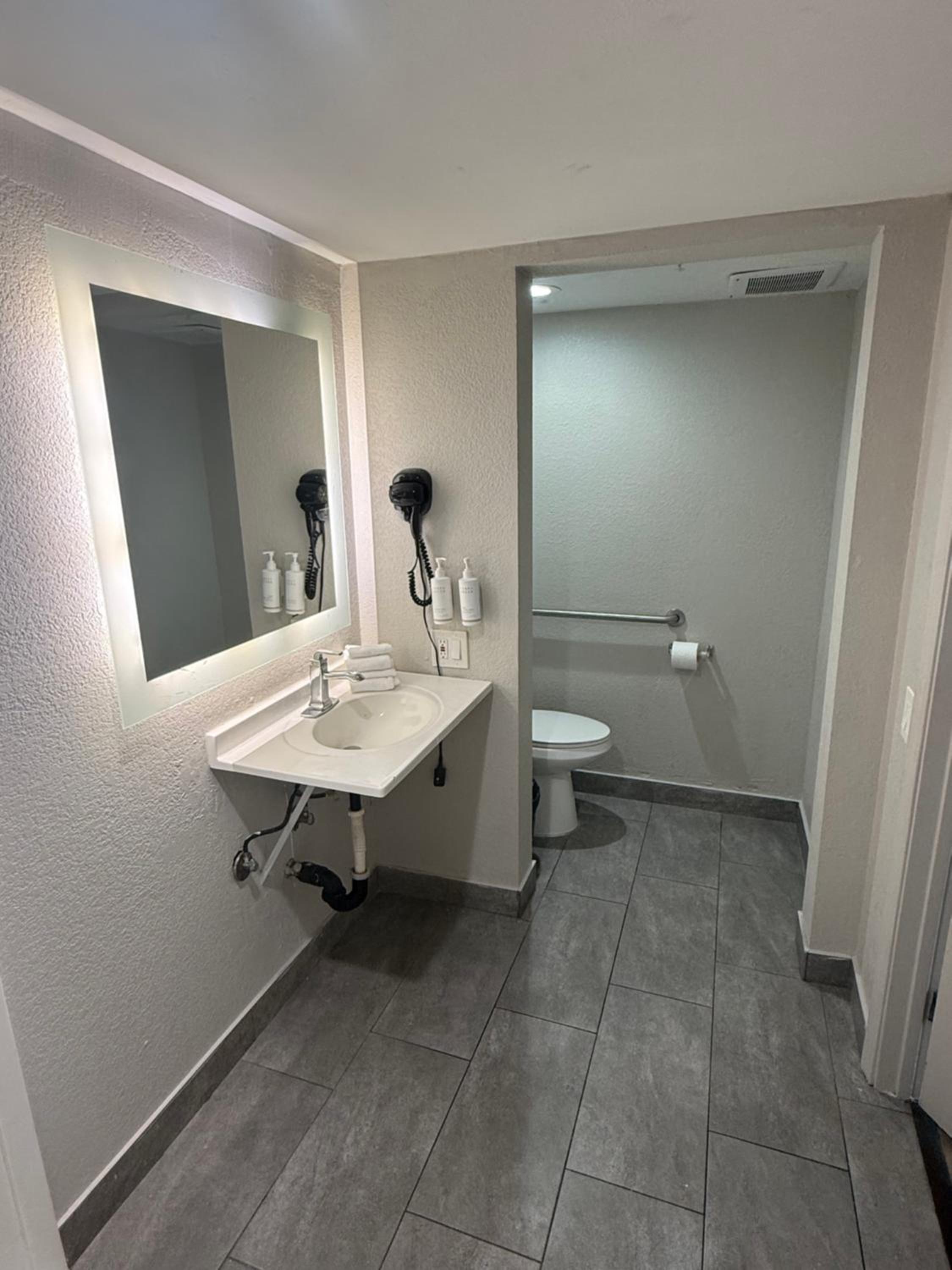 Queen Room with Two Queen Beds and Roll-In Shower - Mobility Access/Non-Smoking - Photo 5